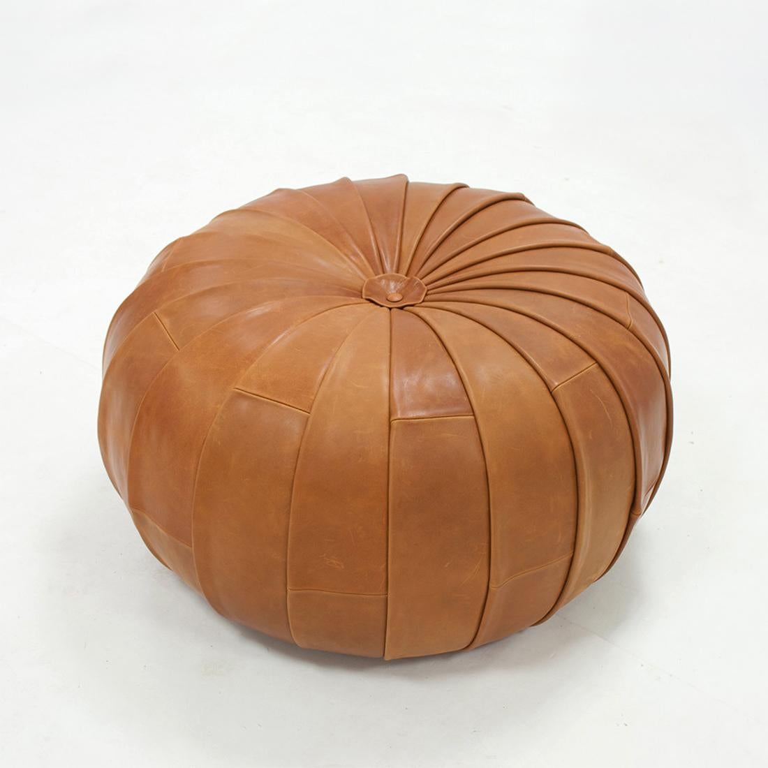 Poufs Shell upholstered and covered with high
quality brown genuine leather. Handmade in
Spain in 2019. Weight: 10kg.