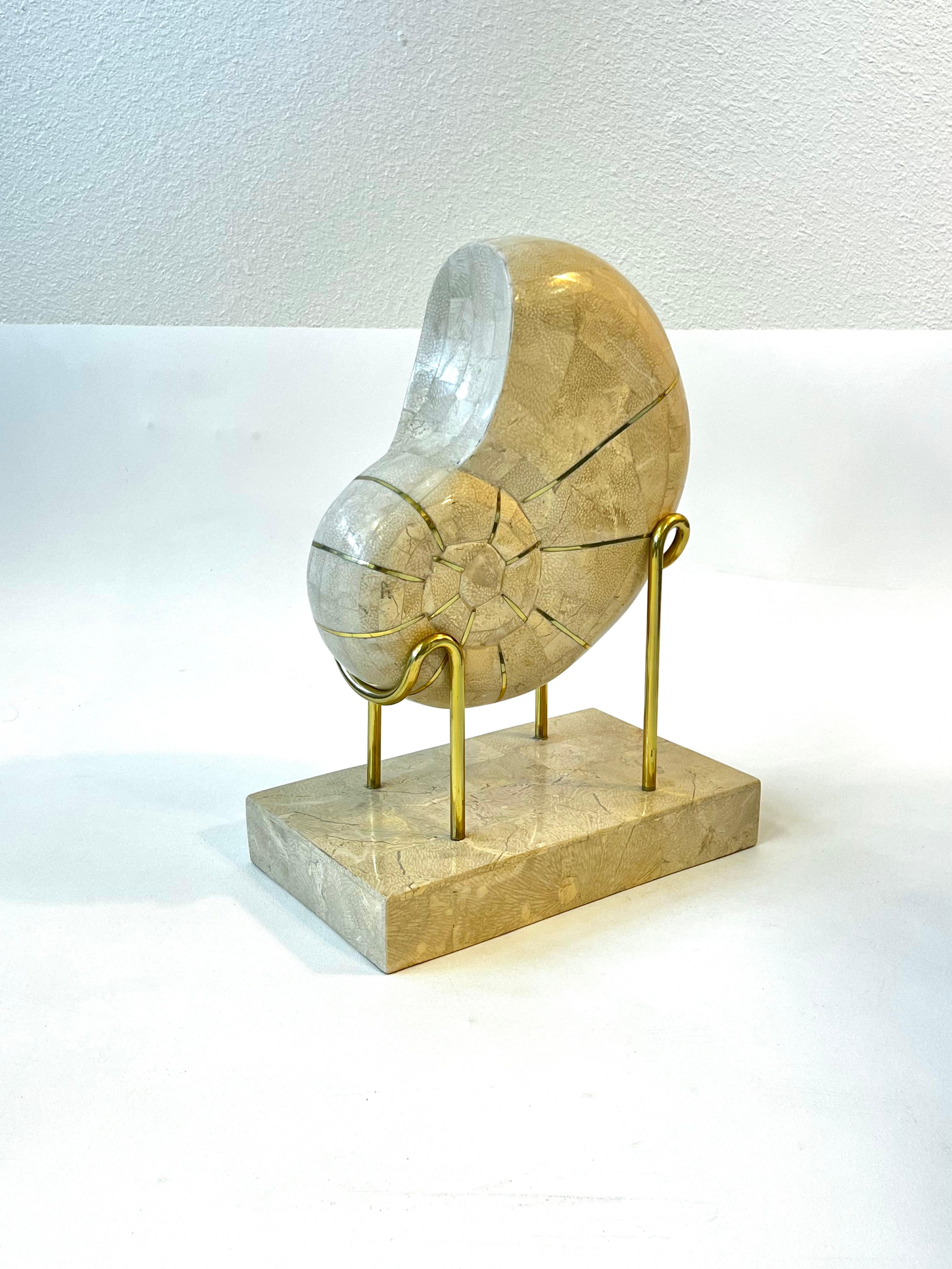 Moderno Scultura di conchiglie su supporto di Maitland Smith in vendita