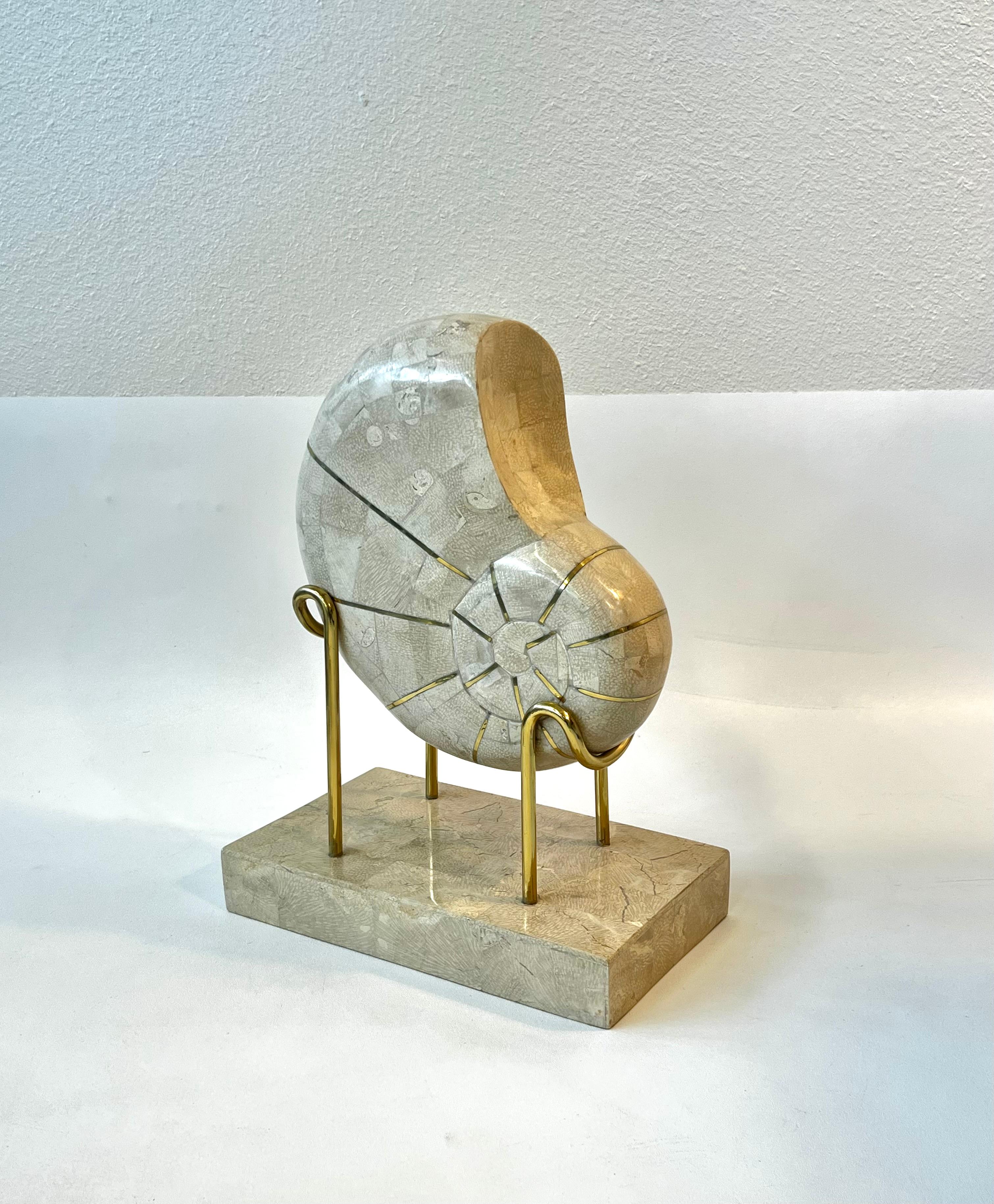 Fatto a mano Scultura di conchiglie su supporto di Maitland Smith in vendita