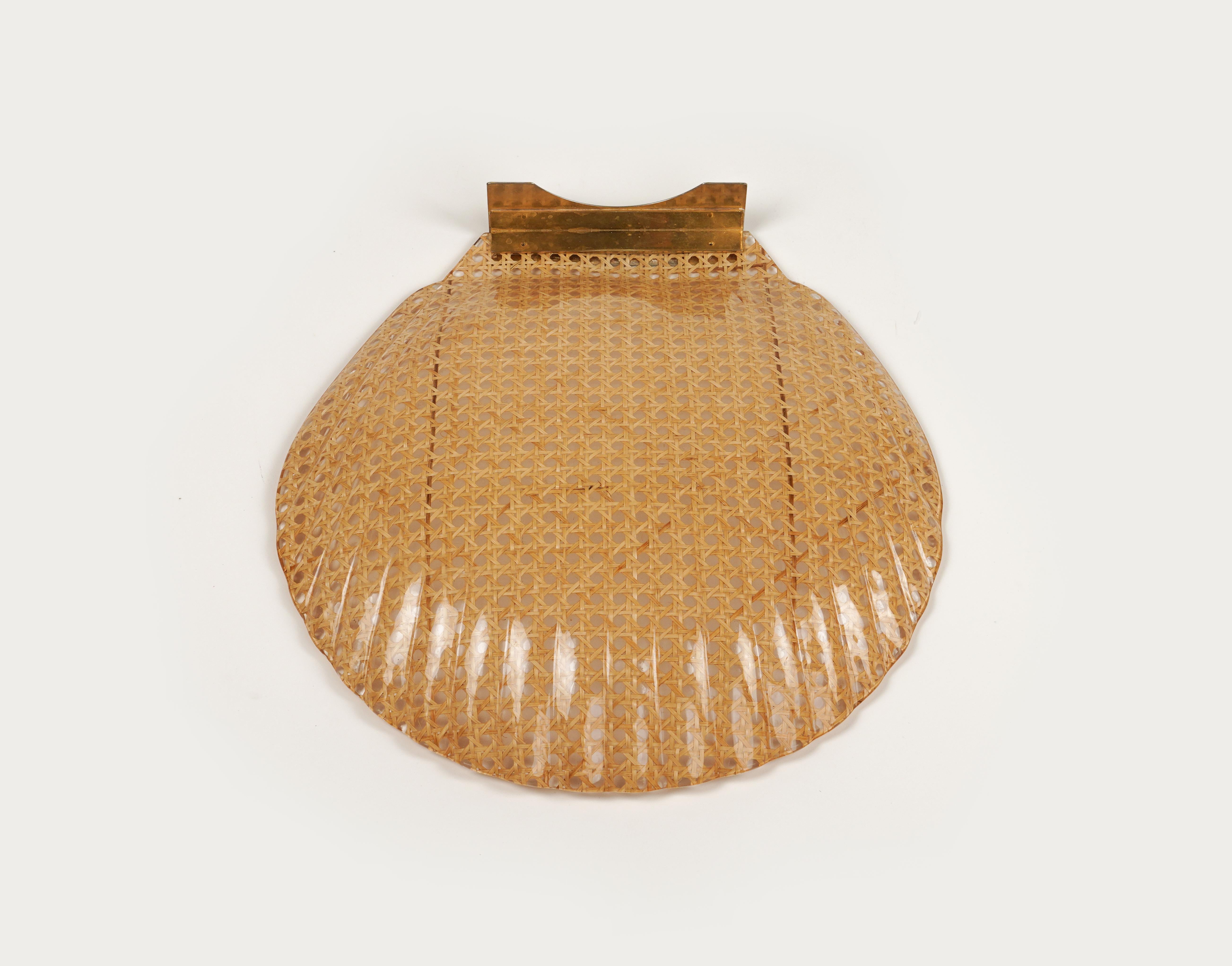 Shell Serviertablett aus Lucite und Rattan im Christian Dior-Stil, Frankreich, 1970er Jahre im Angebot 4