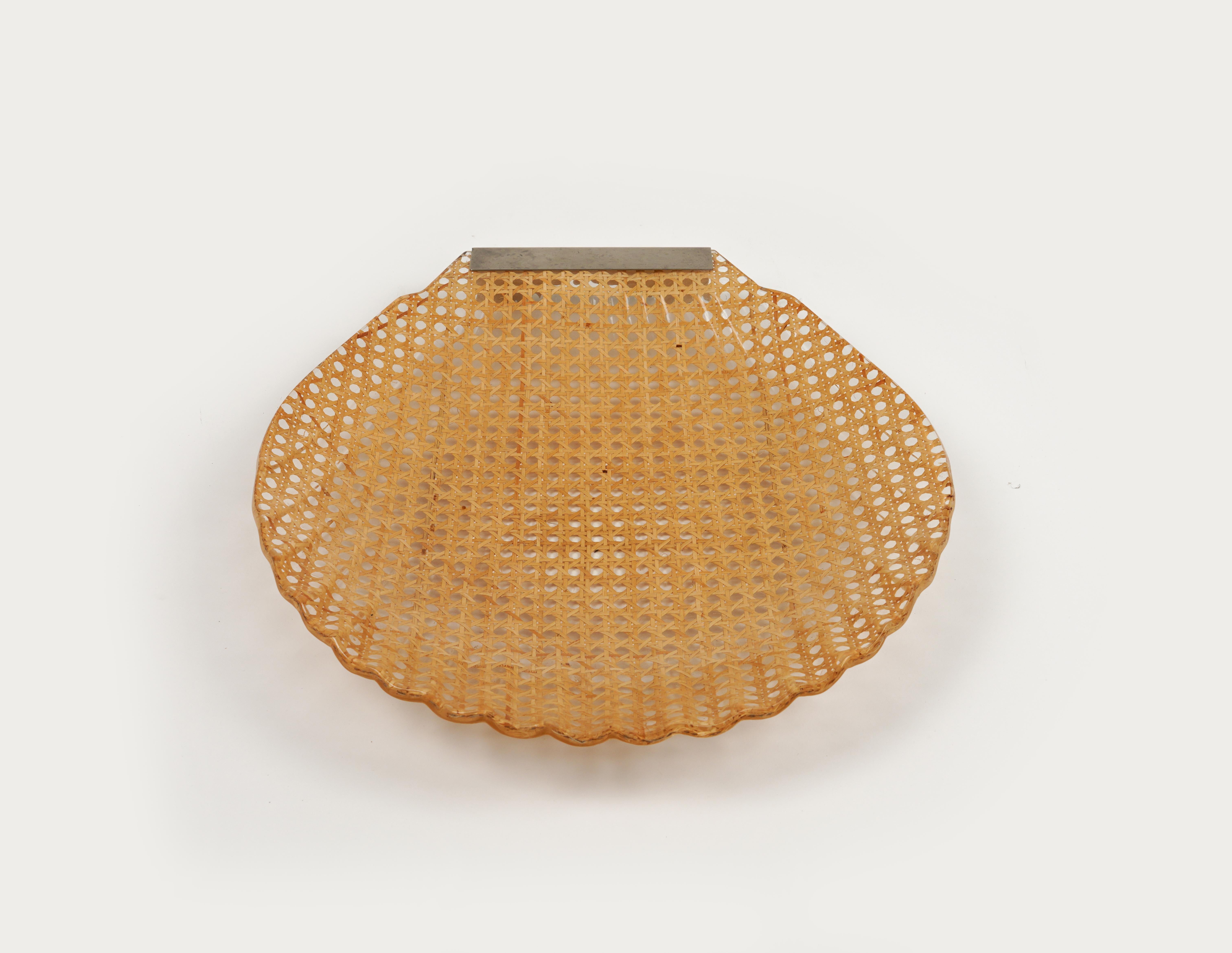 Midcentury amazing shell shaped centerpiece / serving tray in lucite, rattan and silvered brass detail in the style of Christian Dior Home.

Made in France in the 1970s.