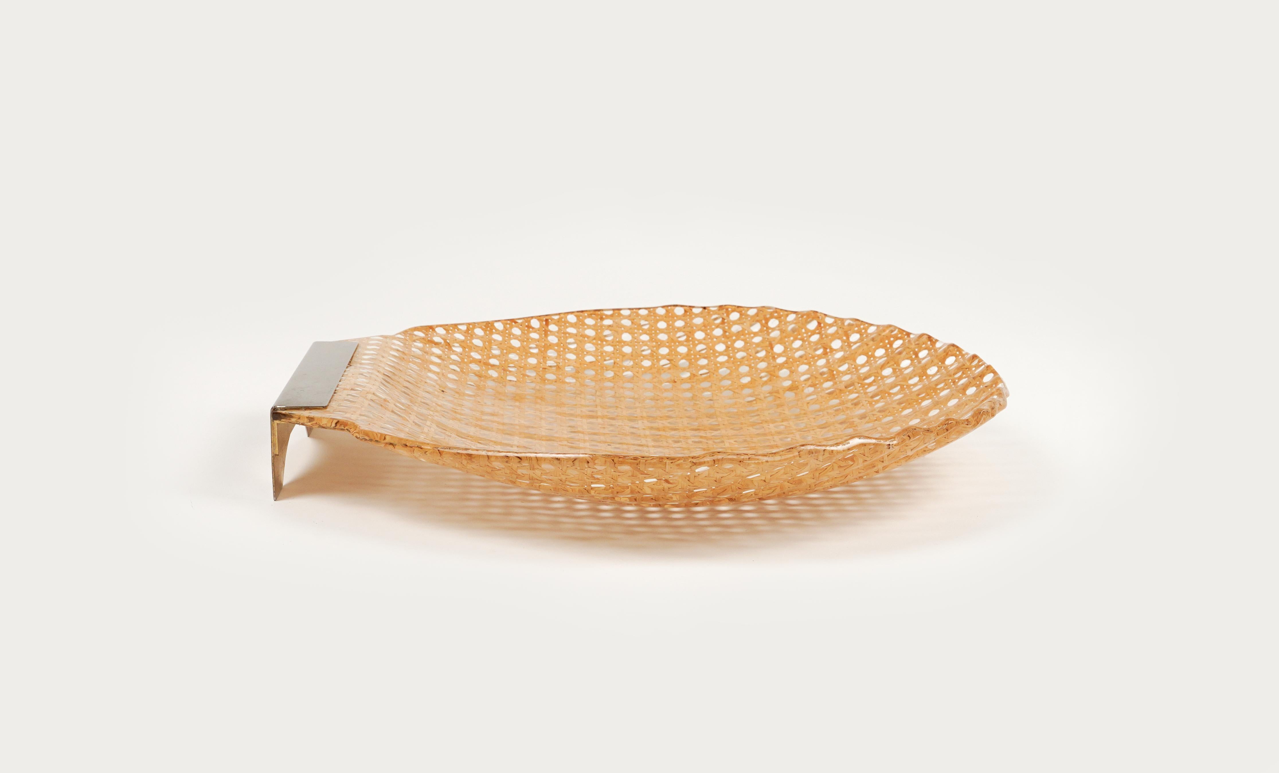 Shell Serving Tray Lucite and Rattan Christian Dior Style, France, 1970s In Good Condition For Sale In Rome, IT
