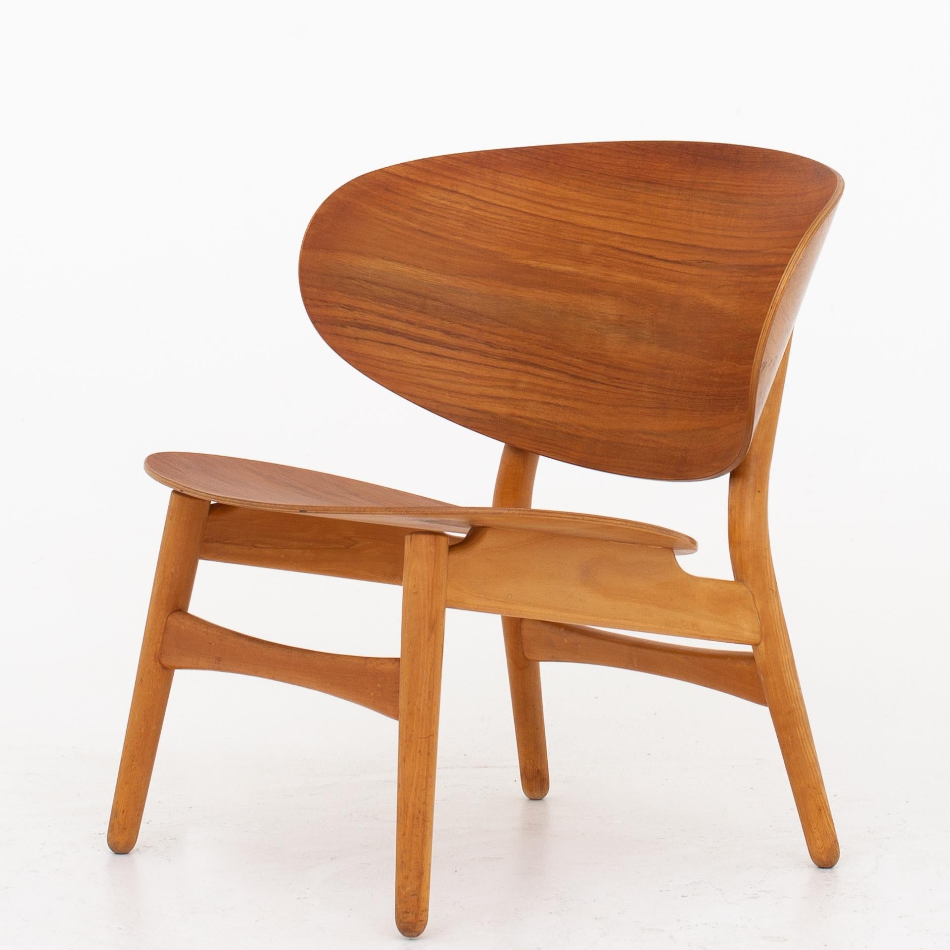 FH 1935, 1936 & 1937 - Shell-set consisting of sofa, easy chair and table. The set is made of teak and beech. Rarely seen set. Design 1948. Maker Fritz Hansen.