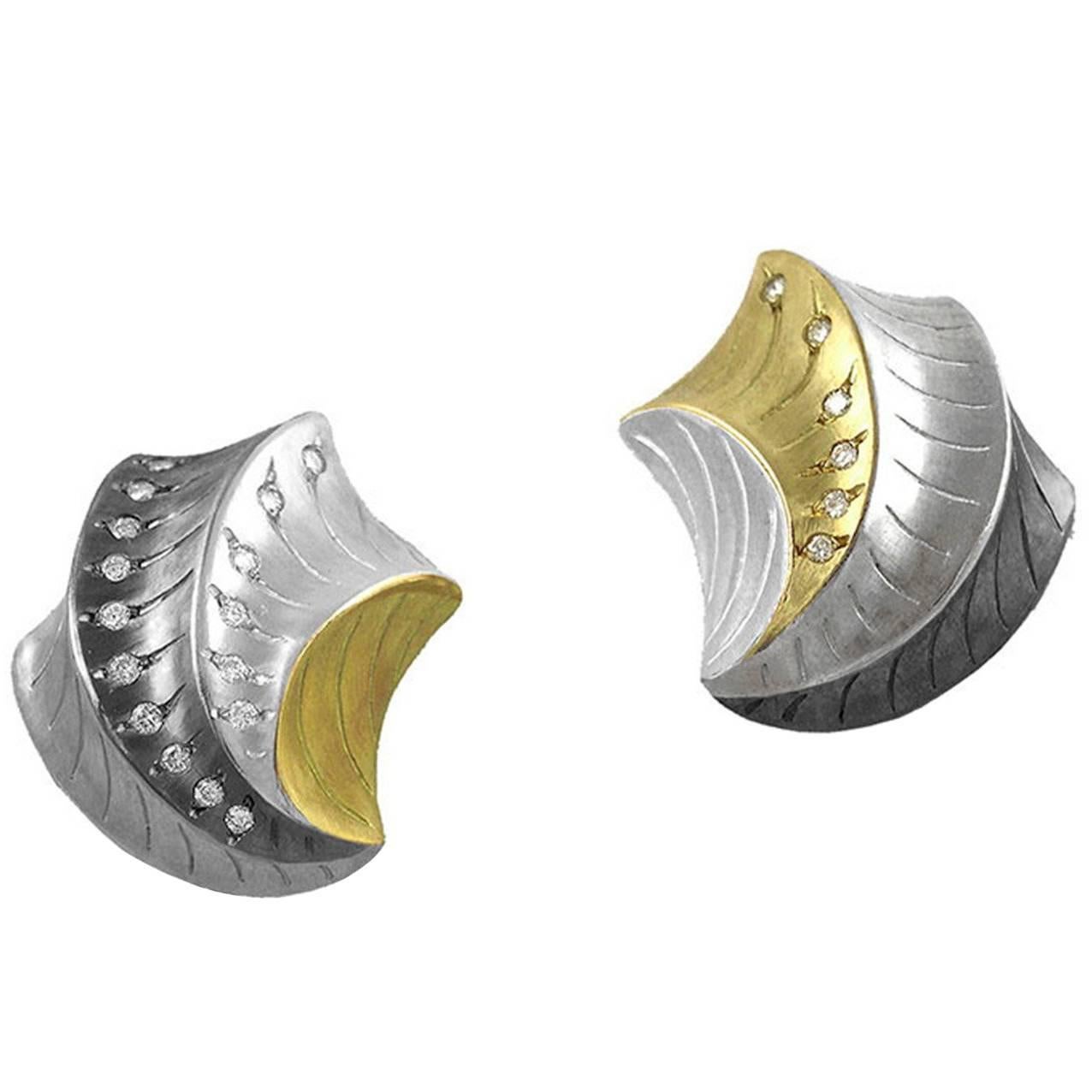 Shell Shape Clip Earrings with 18 Karat Yellow Gold and Oxidized Sterling Silver For Sale