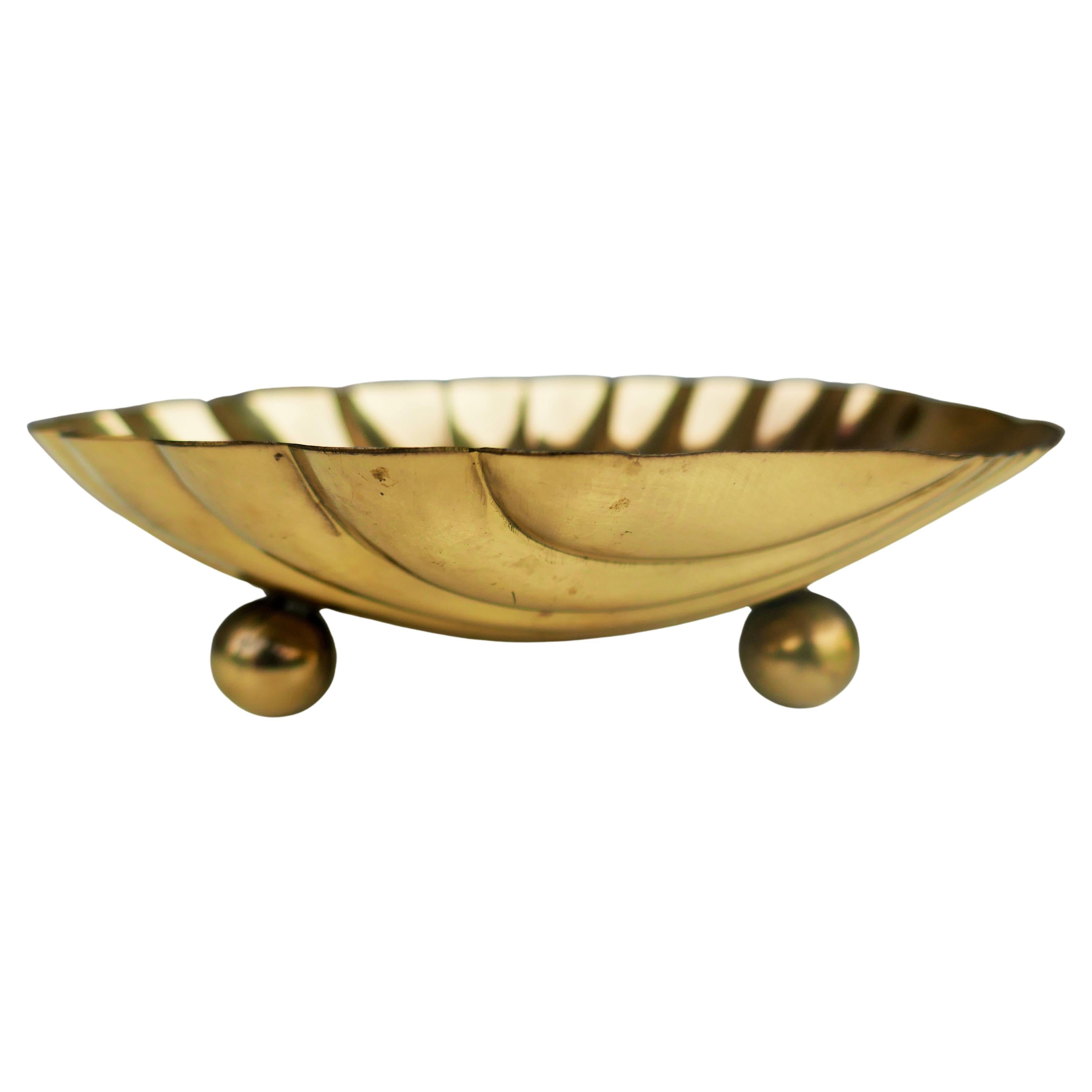 Muschelförmiger Aschenbecher oder Münzbehälter aus Messing, möglicherweise aus Indien (Indisch) im Angebot