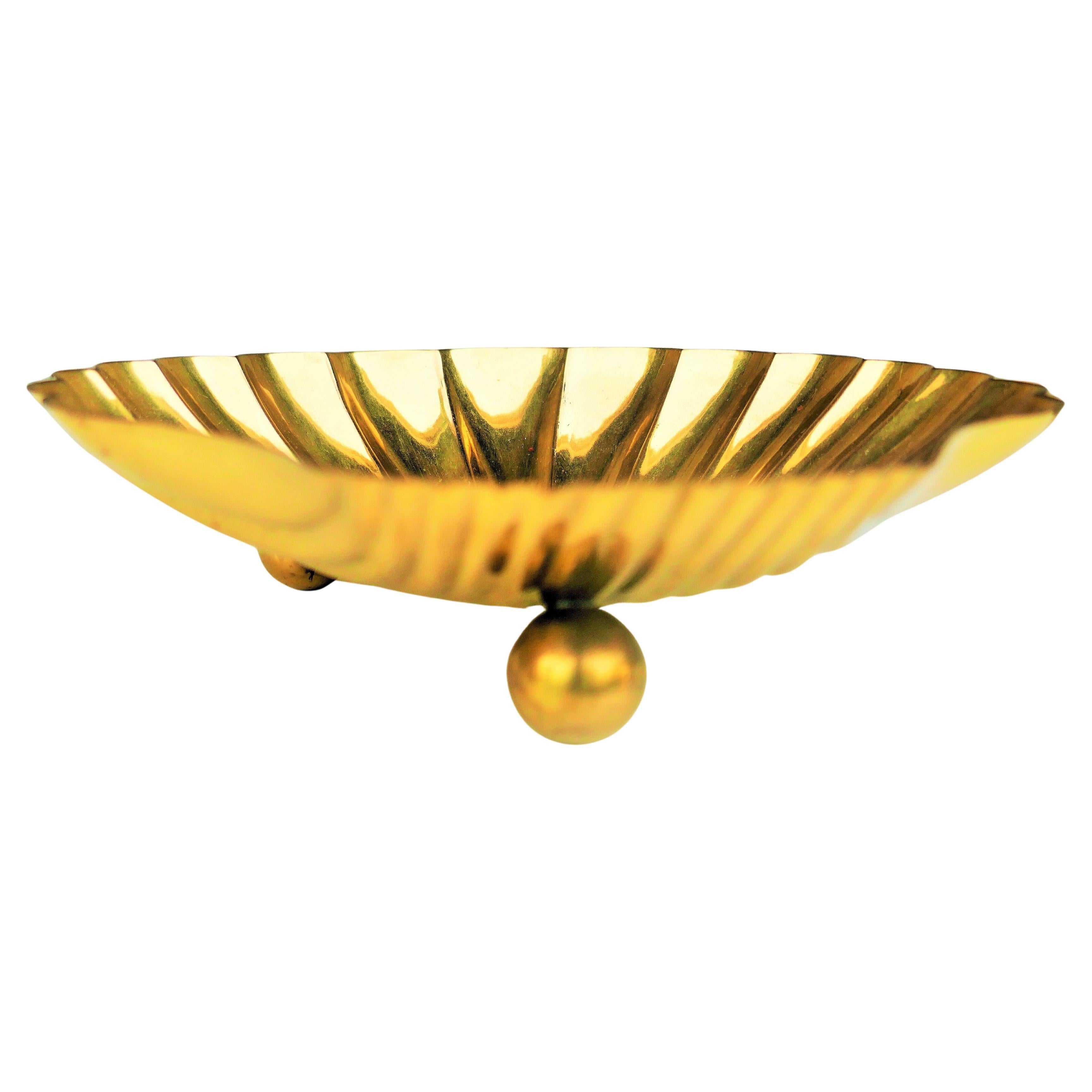 Muschelförmiger Aschenbecher oder Münzbehälter aus Messing, möglicherweise aus Indien (Ende des 20. Jahrhunderts) im Angebot