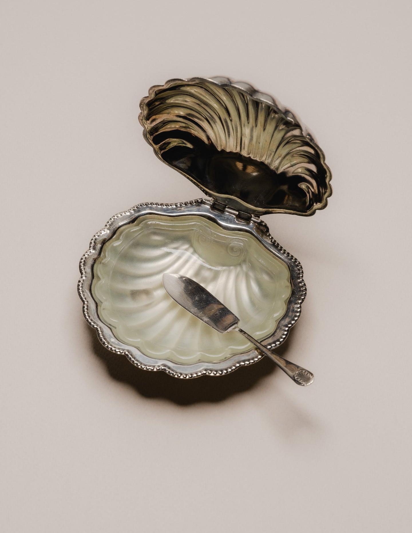 Shell-shaped butter dish and matching knife in silver-plated metal, dating from the 1970s.
Composed of a silver-plated bowl with a matching hinged lid and a removable frosted glass insert.
Light patina to the metal, overall in good vintage condition.