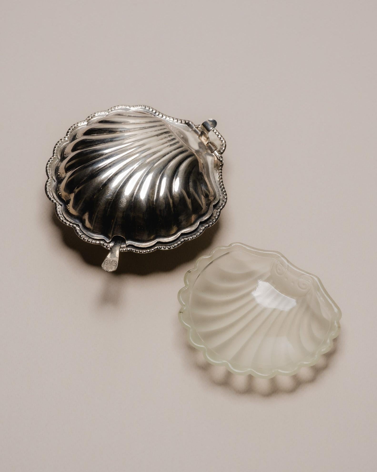 Inconnu Shell-Shaped Butter Dish in Silver-Plated Metal, 1970s en vente
