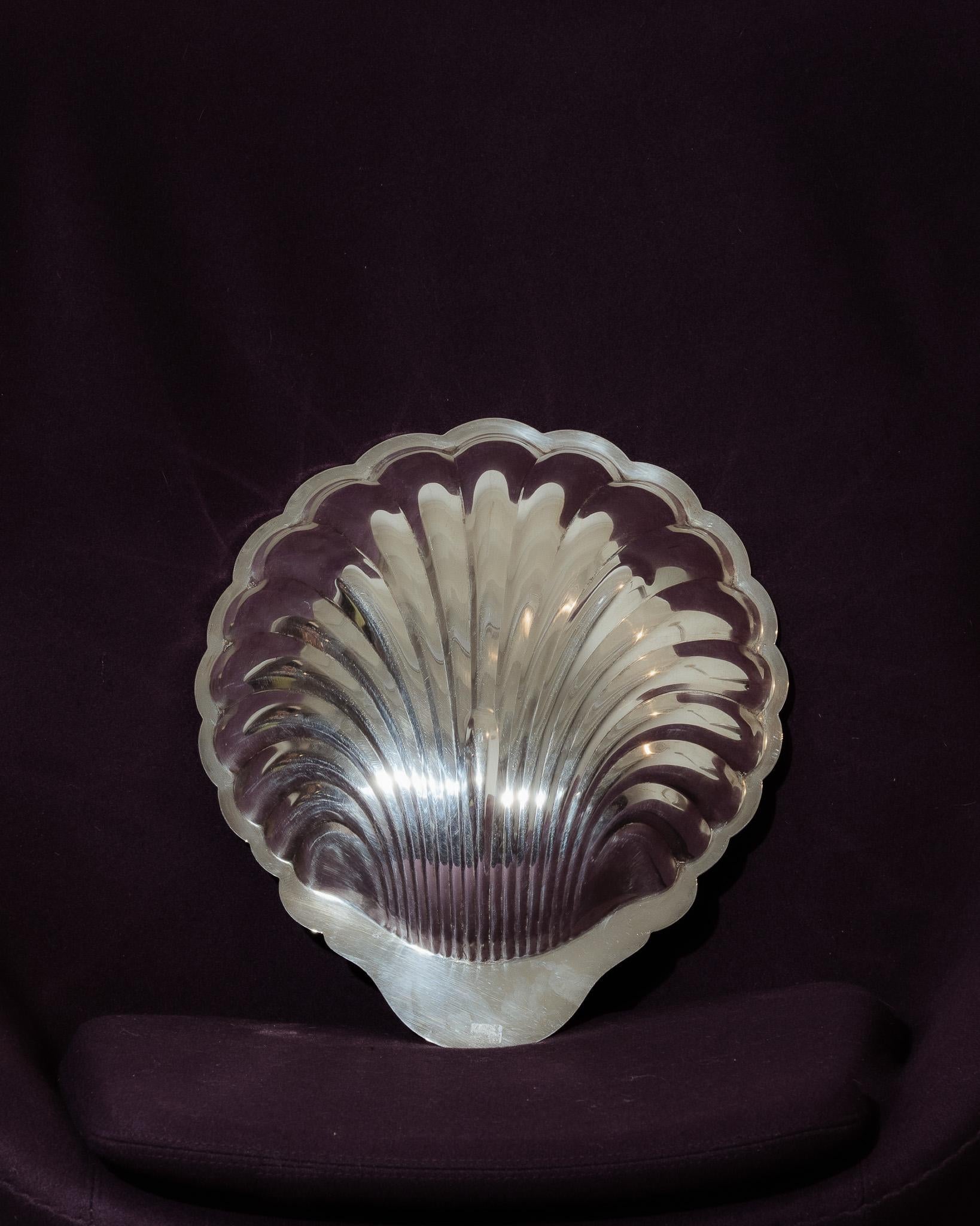 Coupe à fruits ou centre de table en forme de coquille Saint-Jacques, en métal argenté, conçu dans les années 1970. Présente quelques traces d'oxydation et une légère usure de l'argenture, compatibles avec l'âge et l'usage.