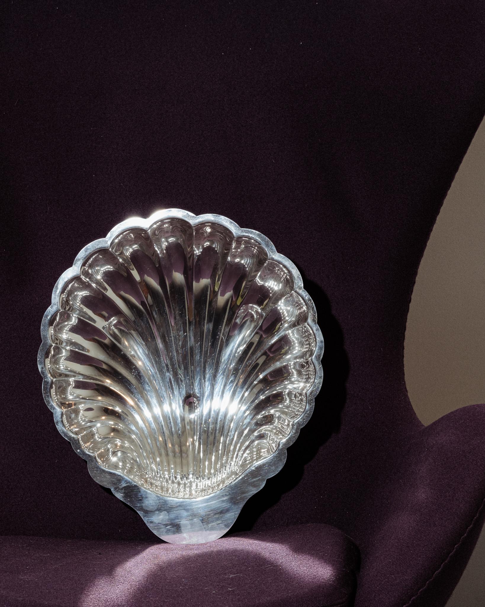 Inconnu Coupe à fruits en forme de coquillage en métal argenté, 1970 en vente