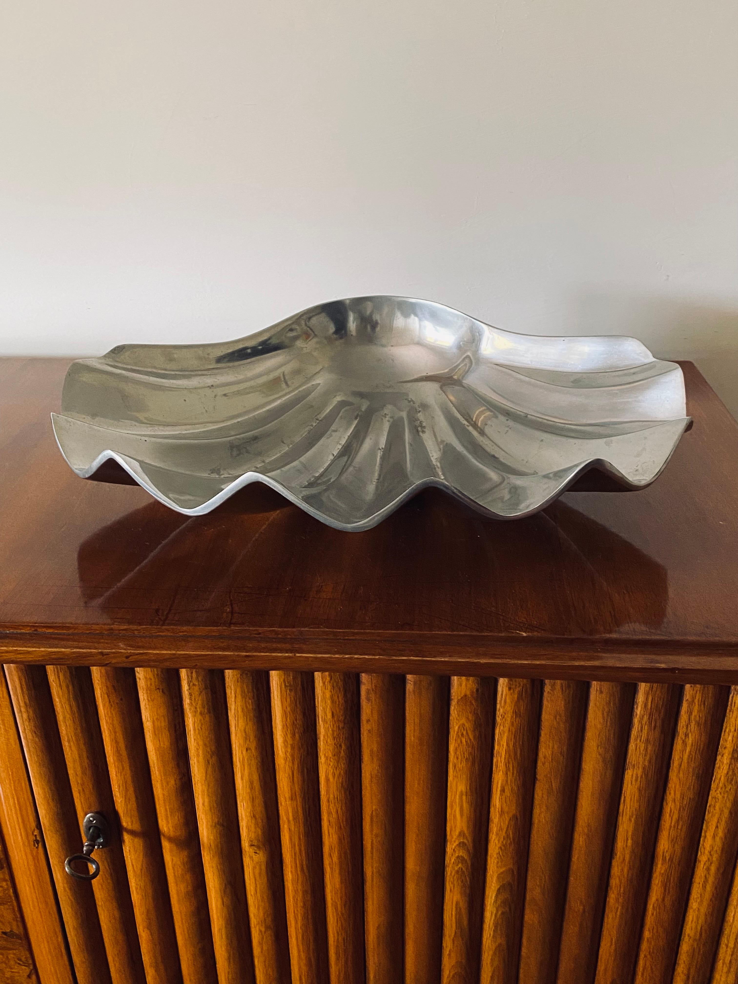 Shell shaped great vide poche / centerpiece

Italy 1960s

H 10 cm - 47 x 37 cm

Conditions: excellent consistent with age and use.