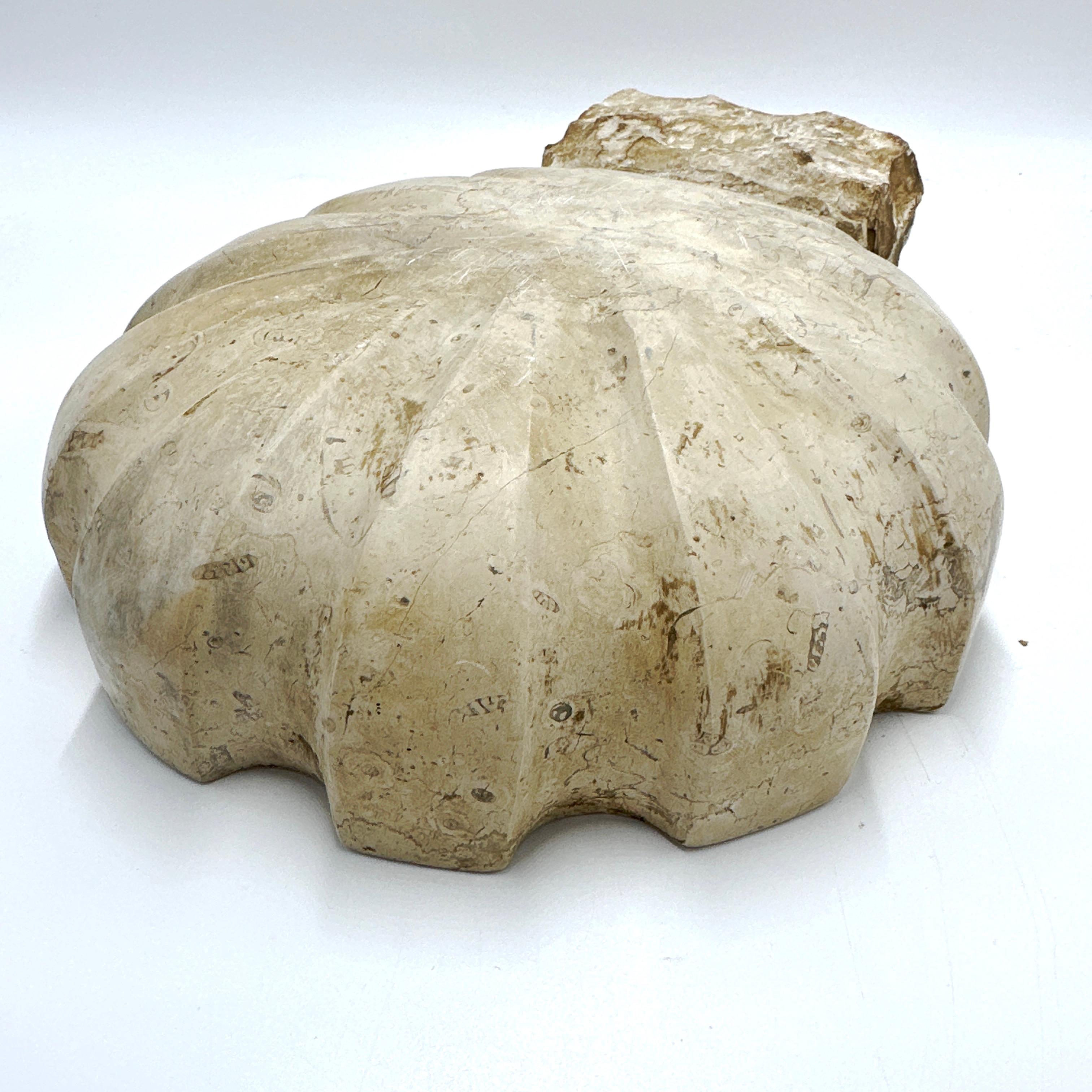Muschelförmiges Weihwasserbecken aus italienischem Marmor im Zustand „Gut“ im Angebot in Victoria, BC