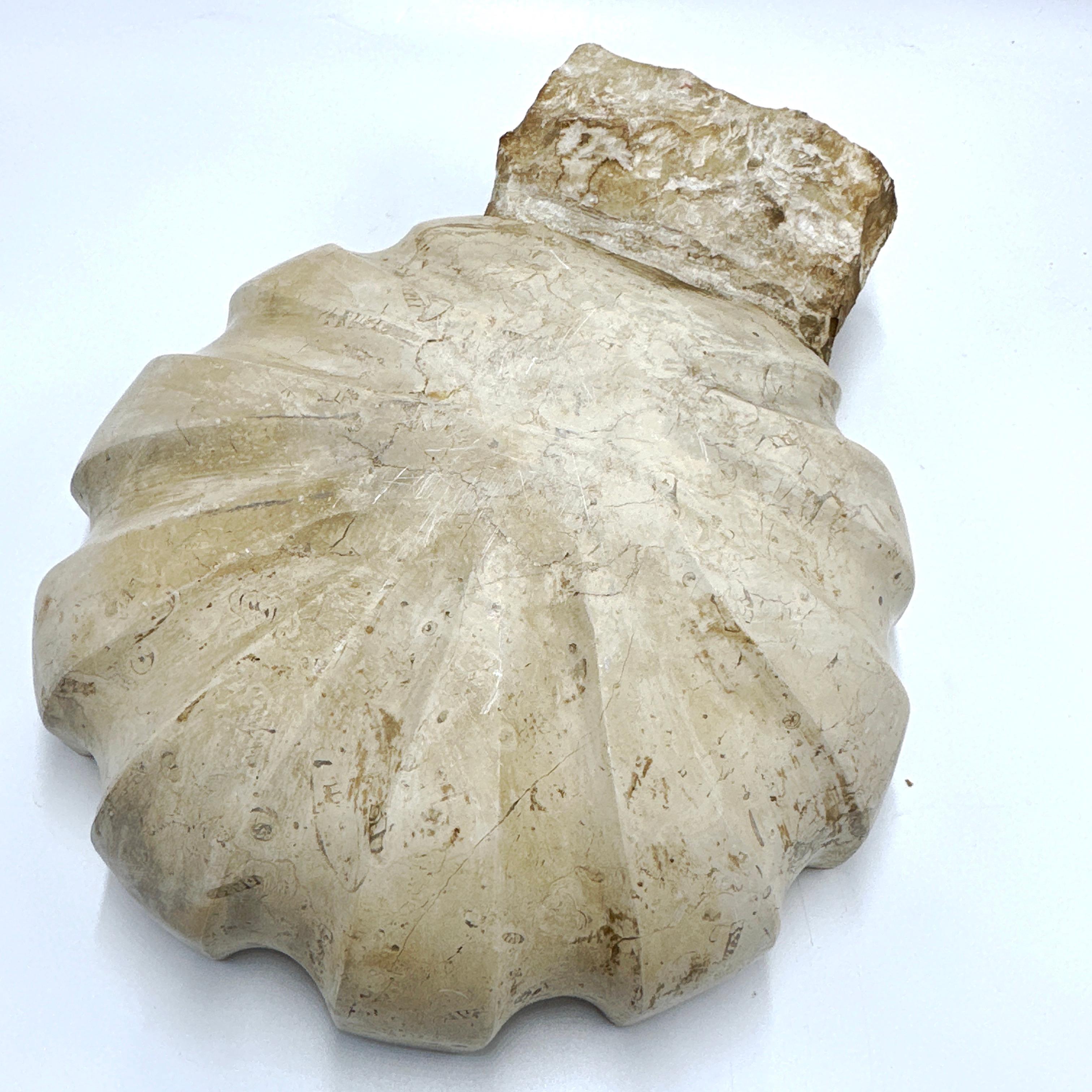 Muschelförmiges Weihwasserbecken aus italienischem Marmor (20. Jahrhundert) im Angebot