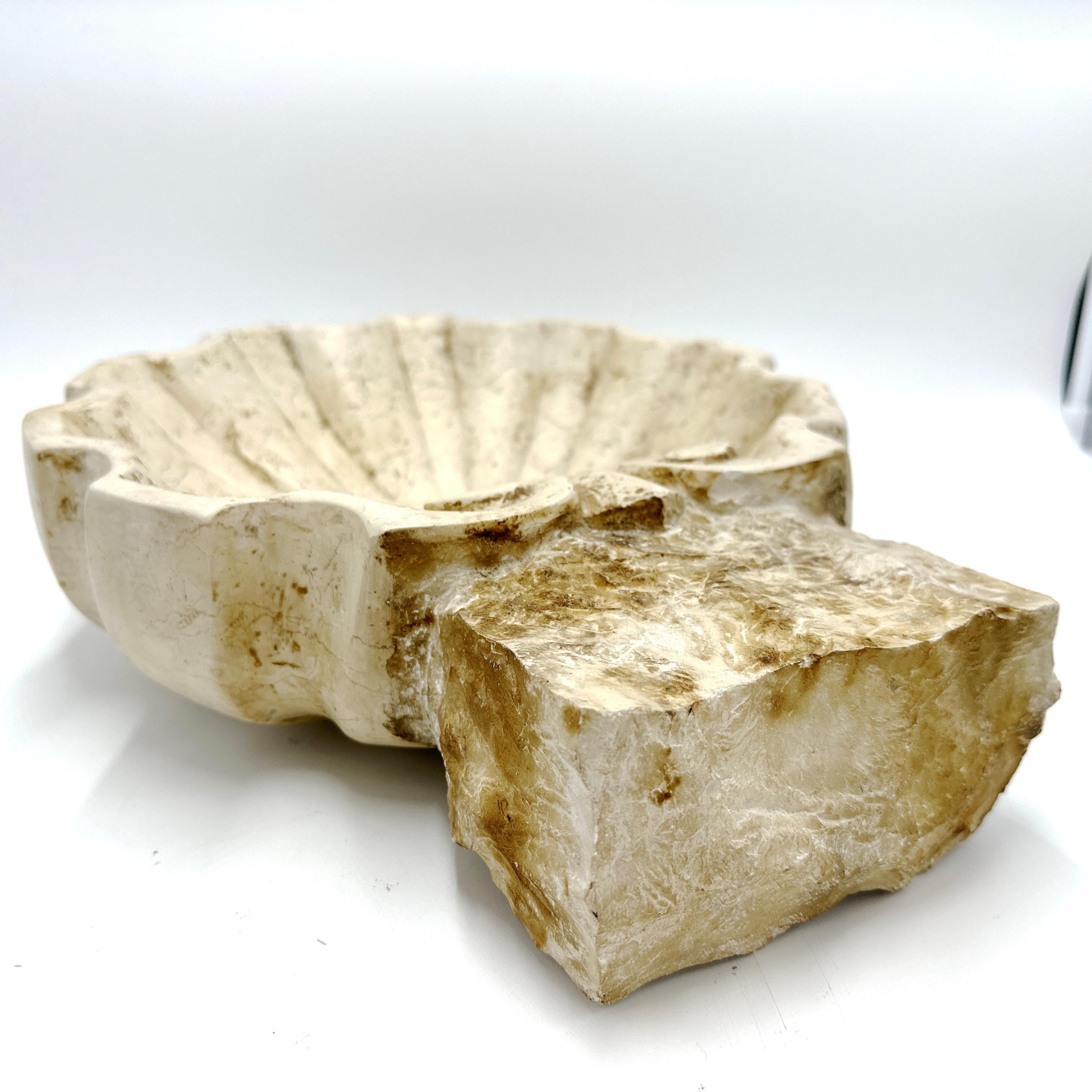 Muschelförmiges Weihwasserbecken aus italienischem Marmor im Angebot 3