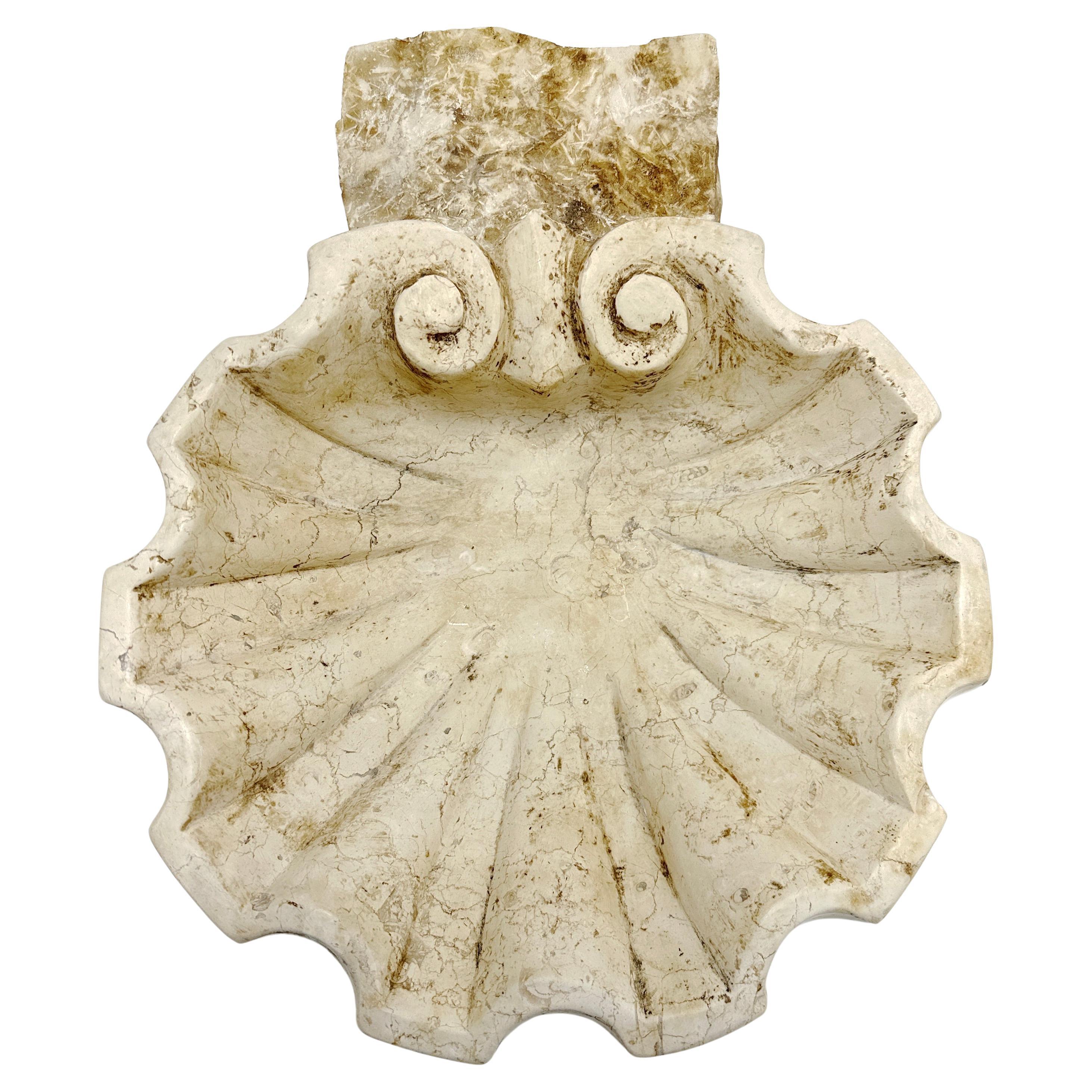 Muschelförmiges Weihwasserbecken aus italienischem Marmor im Angebot