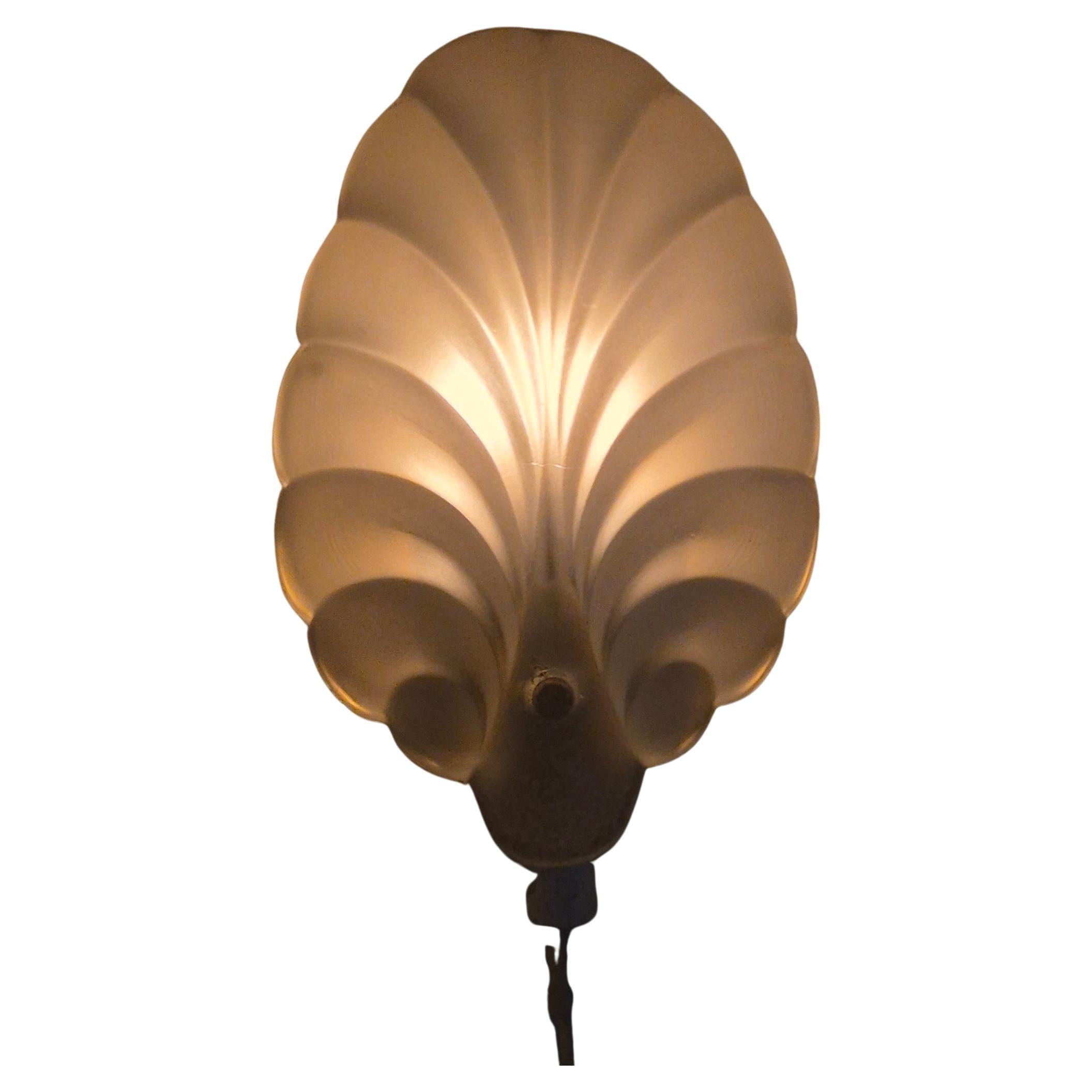 A beautiful, decorative Swedish Modern wall sconce in shell-shaped frosted glass, 1950s. 

One chip on the lower left side of the glass. Needs to be rewired.