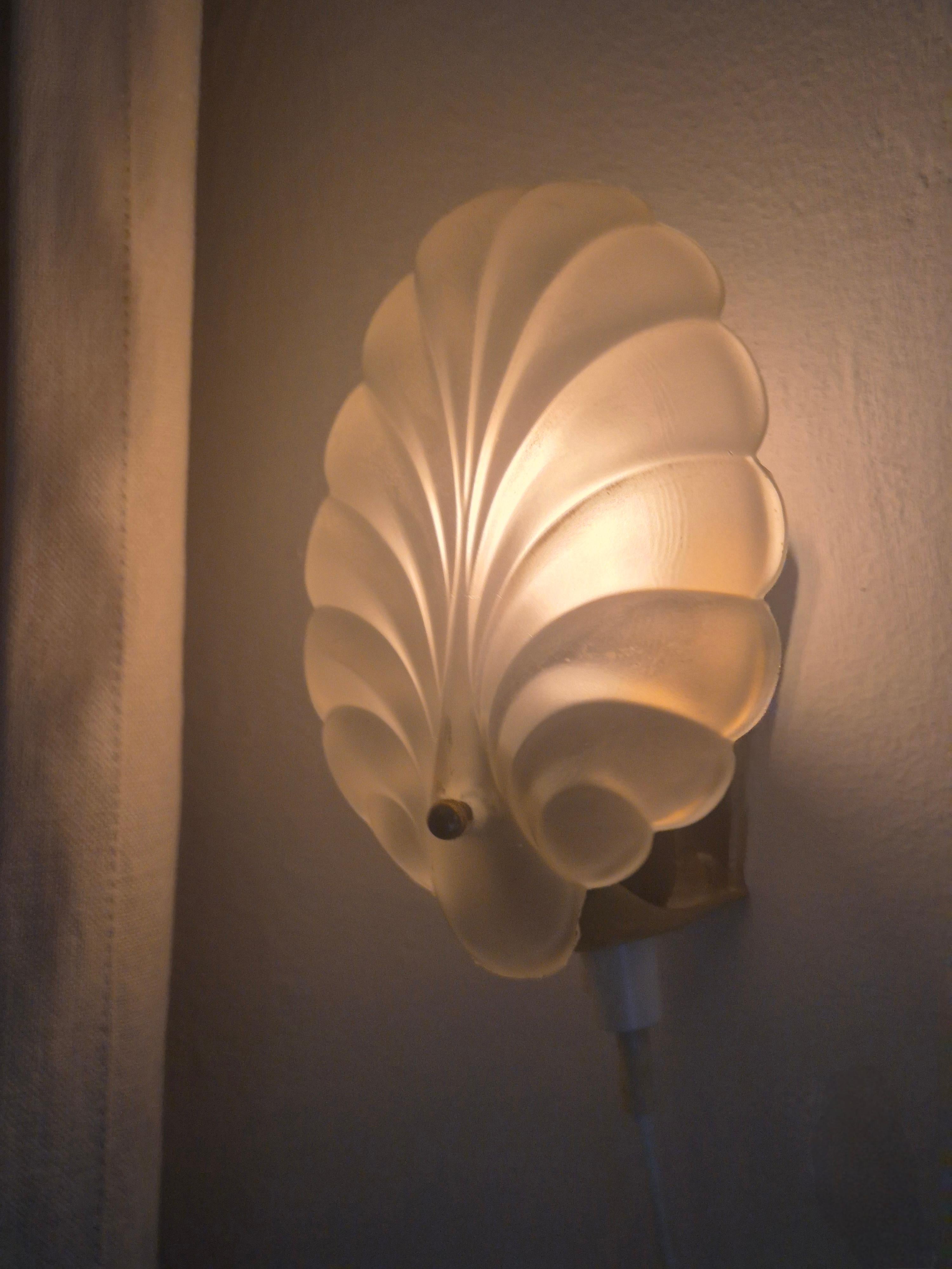Shell-shaped sconce in frosted glass, Swedish Moden 1950s For Sale 1