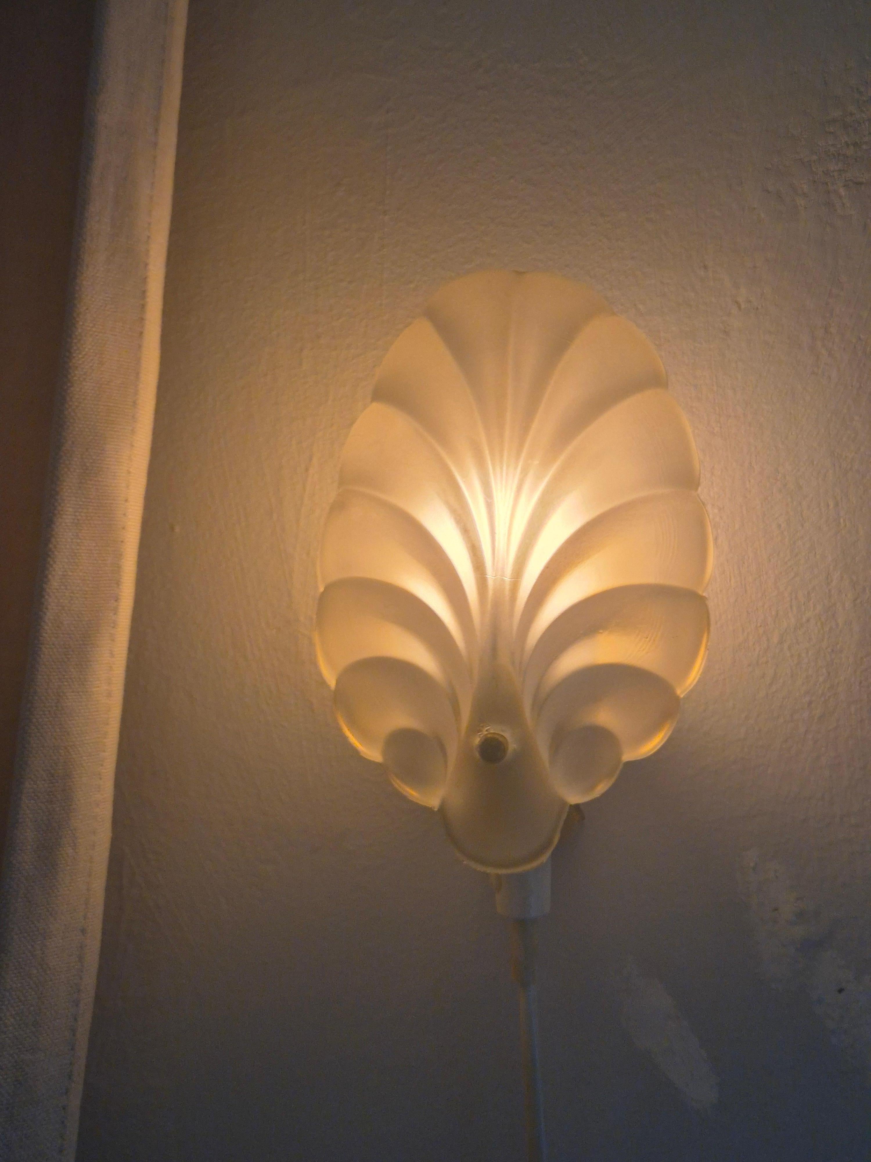 Shell-shaped sconce in frosted glass, Swedish Moden 1950s For Sale 2