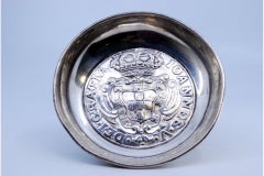 Shell-shaped silver ashtray and cigarette holder made of D. João coins
