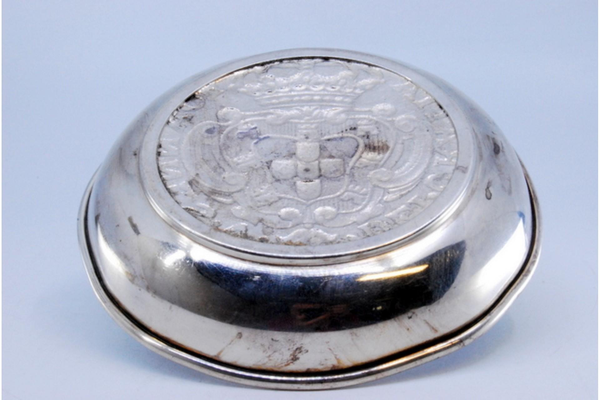 European Shell-shaped silver ashtray and cigarette holder made of D. João coins For Sale