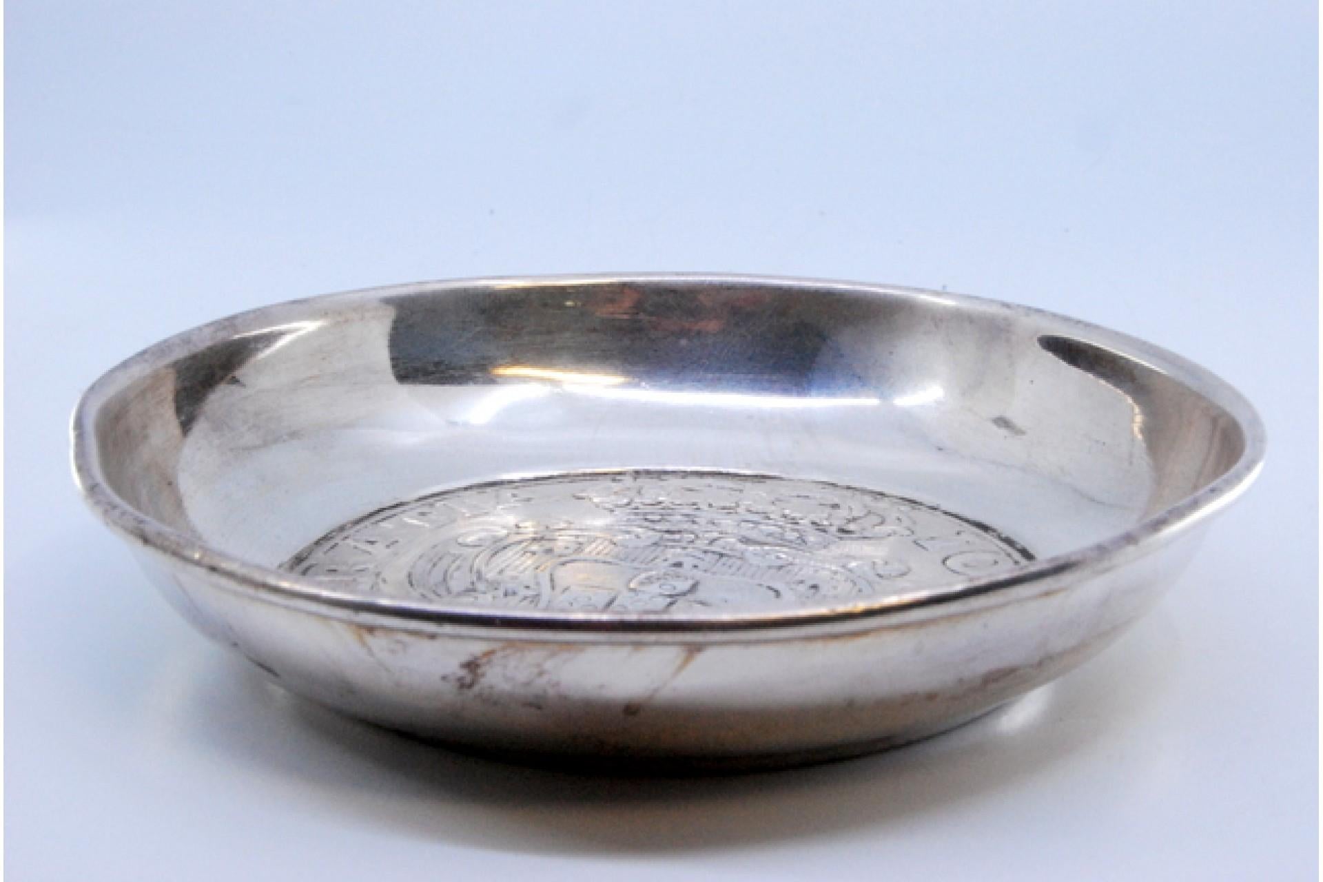 Shell-shaped silver ashtray and cigarette holder made of D. João coins In Good Condition For Sale In Porto, PT