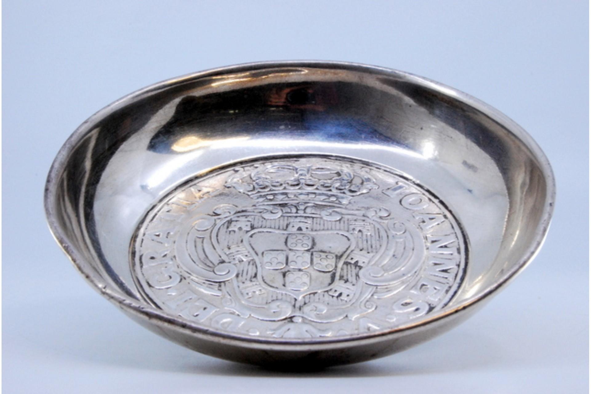 Silver Shell-shaped silver ashtray and cigarette holder made of D. João coins For Sale