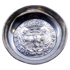 Shell-shaped silver ashtray and cigarette holder made of D. João coins