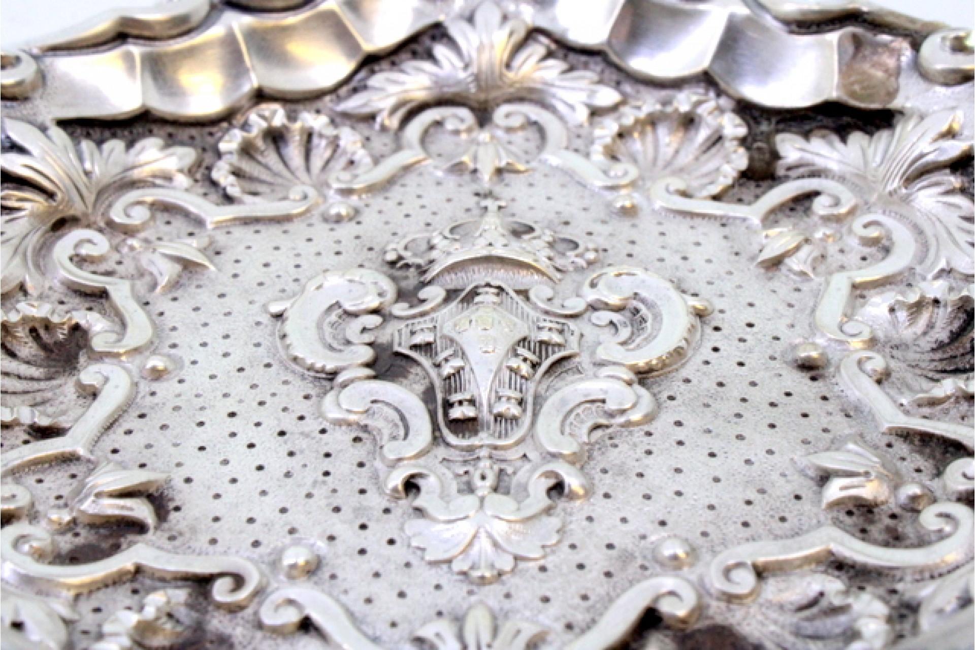 European Shell-shaped silver ashtray with armorial reliefs and two cigarette holders For Sale