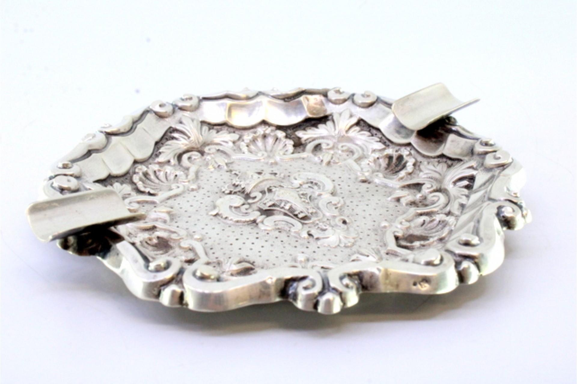 Shell-shaped silver ashtray with armorial reliefs and two cigarette holders In Good Condition For Sale In Porto, PT