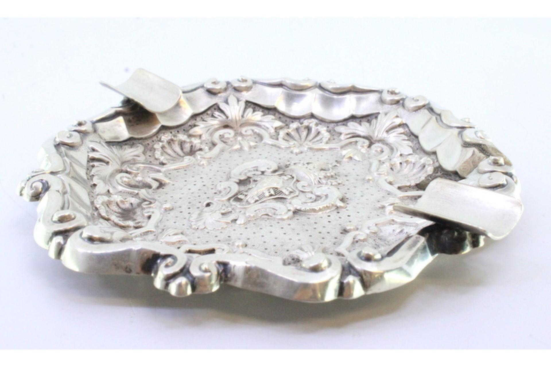 20th Century Shell-shaped silver ashtray with armorial reliefs and two cigarette holders For Sale