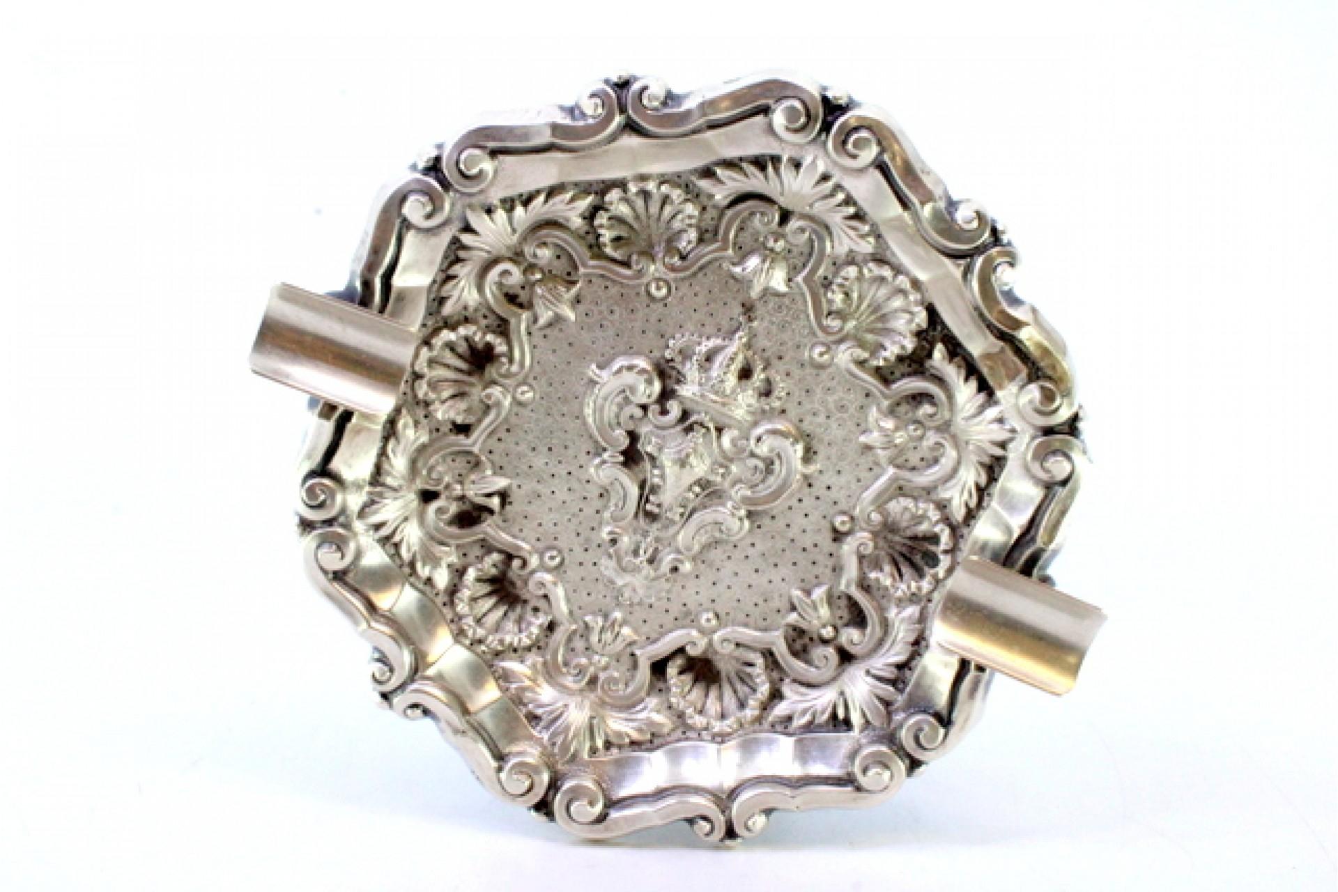 Silver Shell-shaped silver ashtray with armorial reliefs and two cigarette holders For Sale