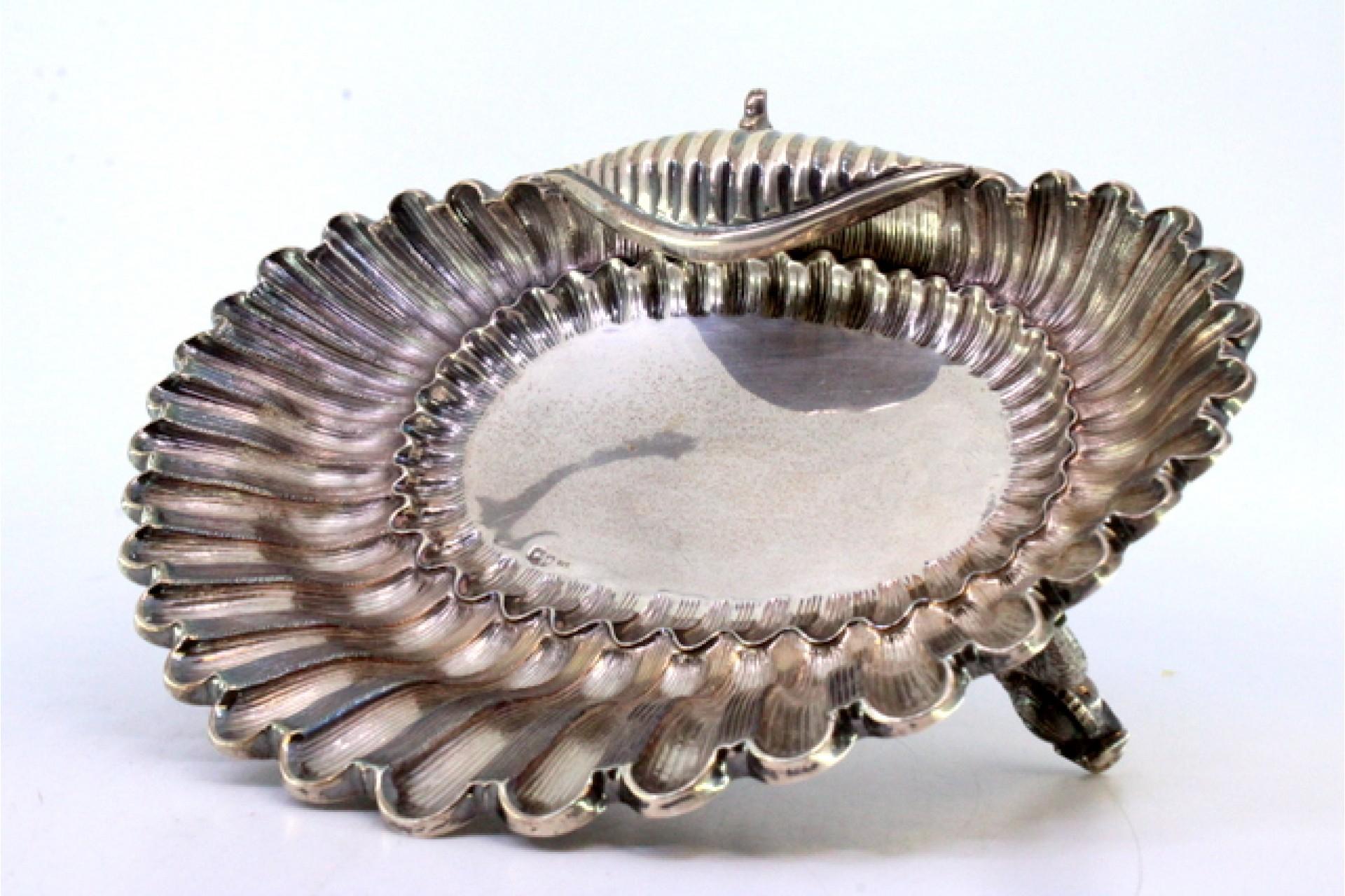 Shell-shaped silver fruit bowl with reliefs and three fish-shaped feet (Europäisch) im Angebot