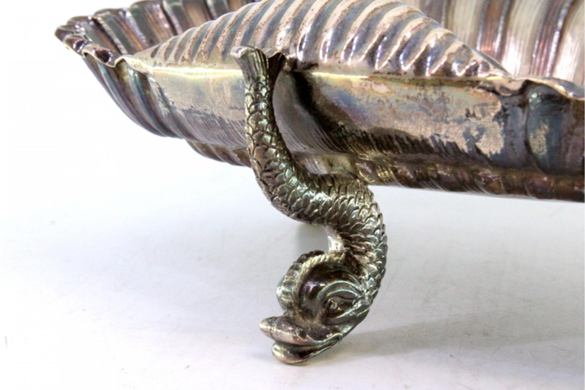 Shell-shaped silver fruit bowl with reliefs and three fish-shaped feet im Zustand „Gut“ im Angebot in Porto, PT