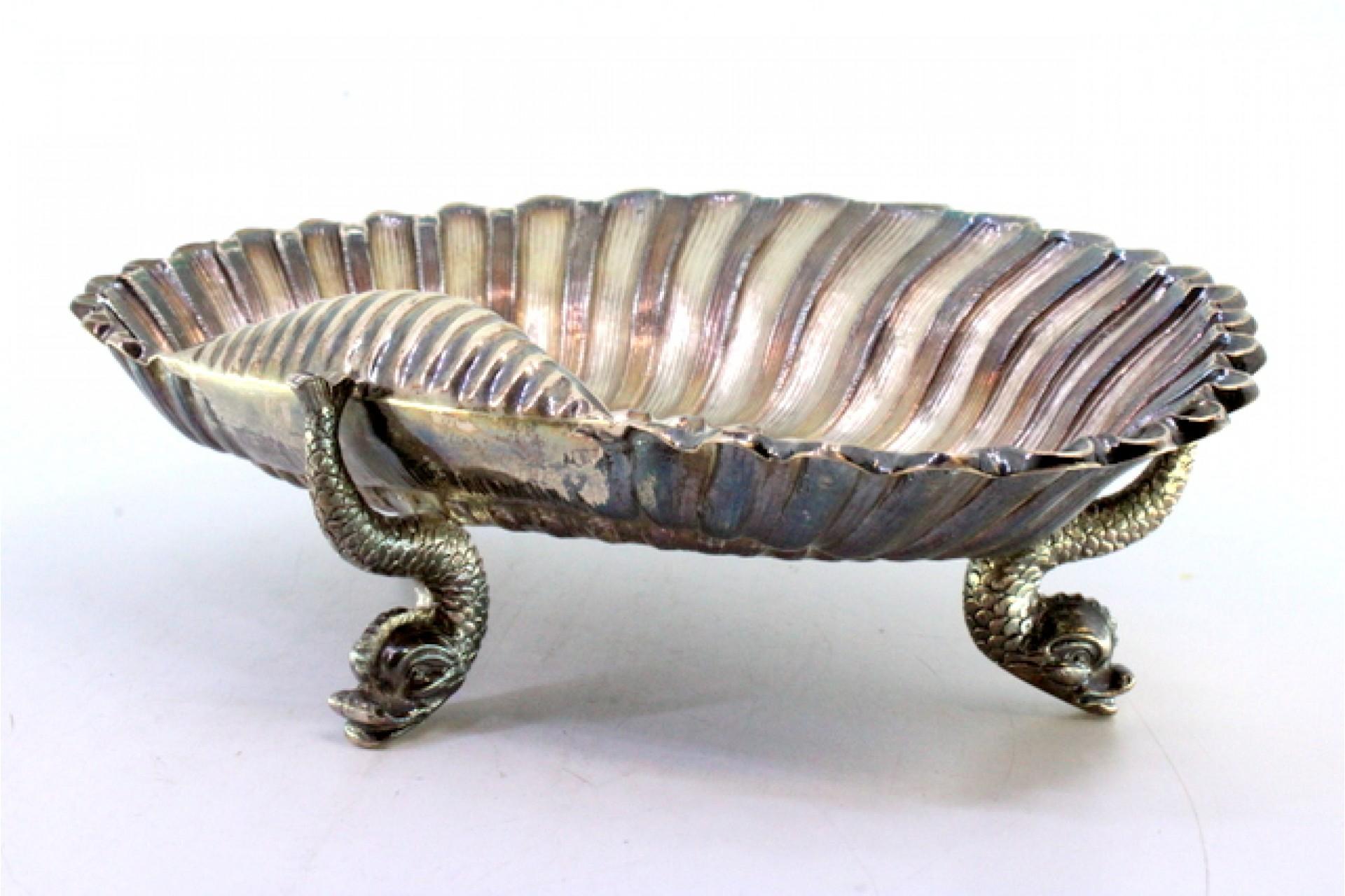 Shell-shaped silver fruit bowl with reliefs and three fish-shaped feet (20. Jahrhundert) im Angebot