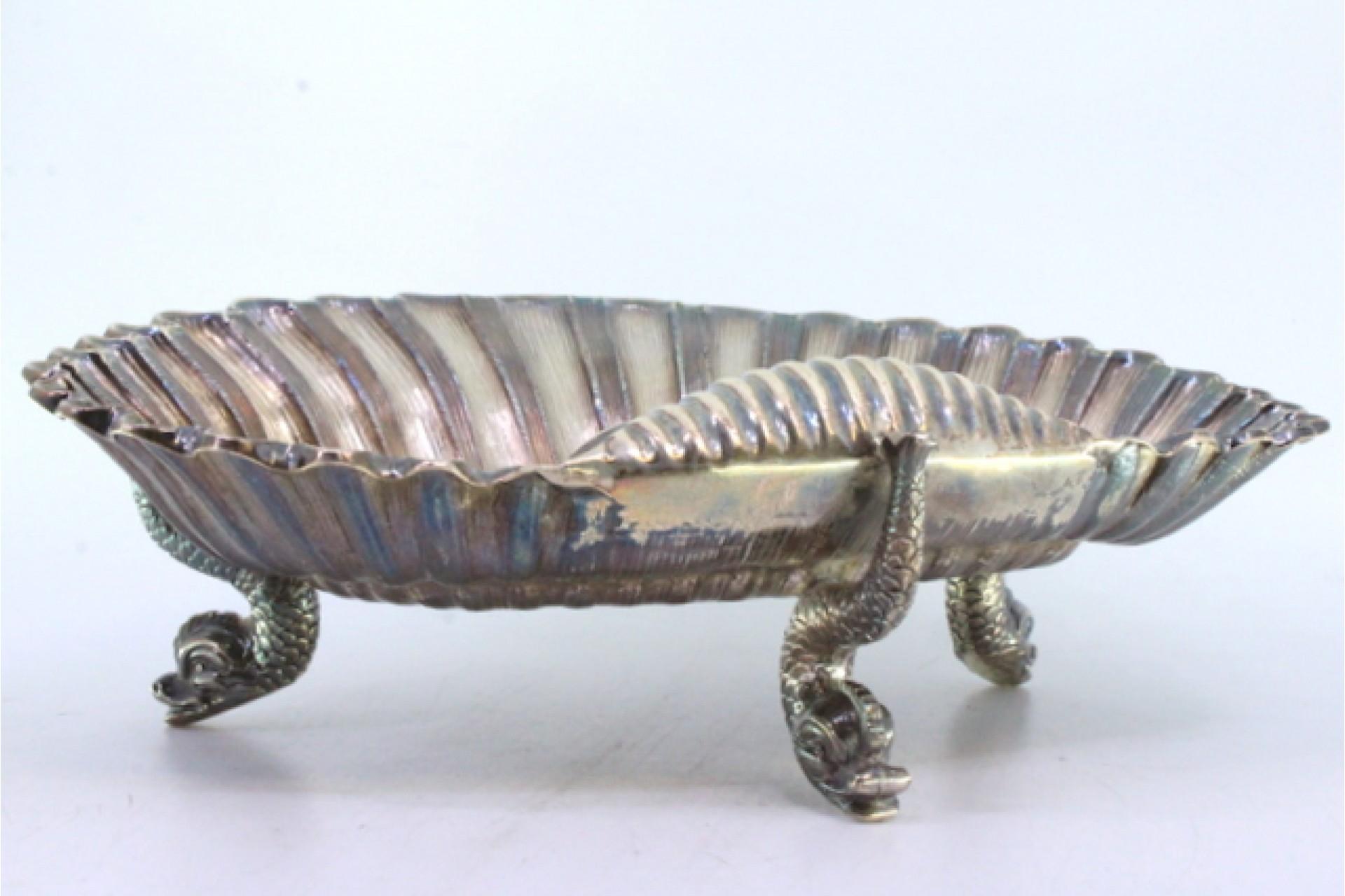 Shell-shaped silver fruit bowl with reliefs and three fish-shaped feet (Silber) im Angebot