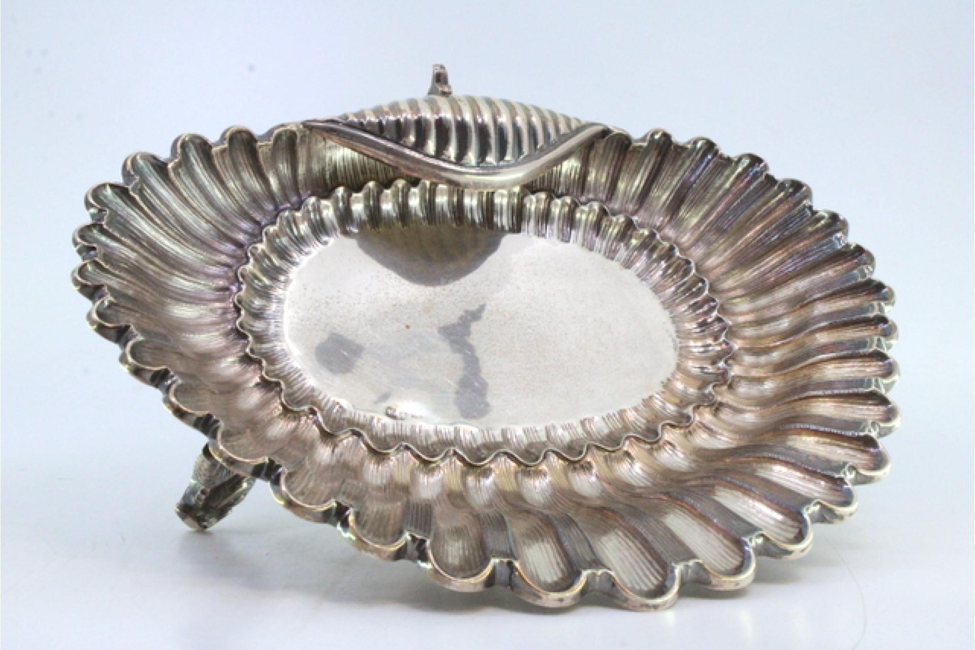 Shell-shaped silver fruit bowl with reliefs and three fish-shaped feet im Angebot 1
