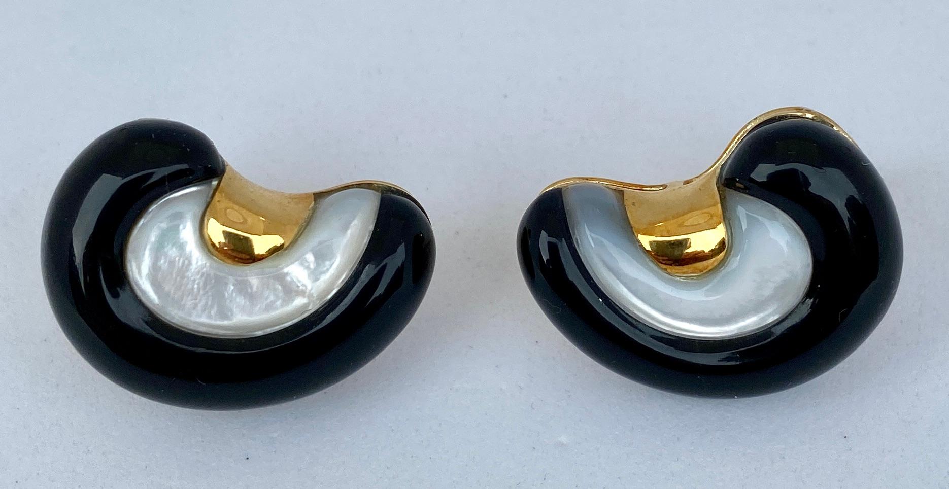 Contemporary Shell-Shaped Yellow Gold Earrings in Black Onyx with White Mother-of-Pearl For Sale