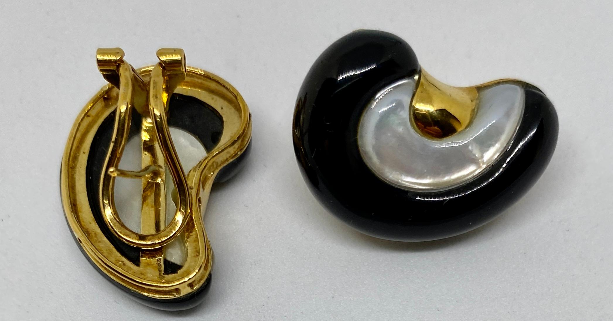 Shell-Shaped Yellow Gold Earrings in Black Onyx with White Mother-of-Pearl In Good Condition For Sale In San Rafael, CA