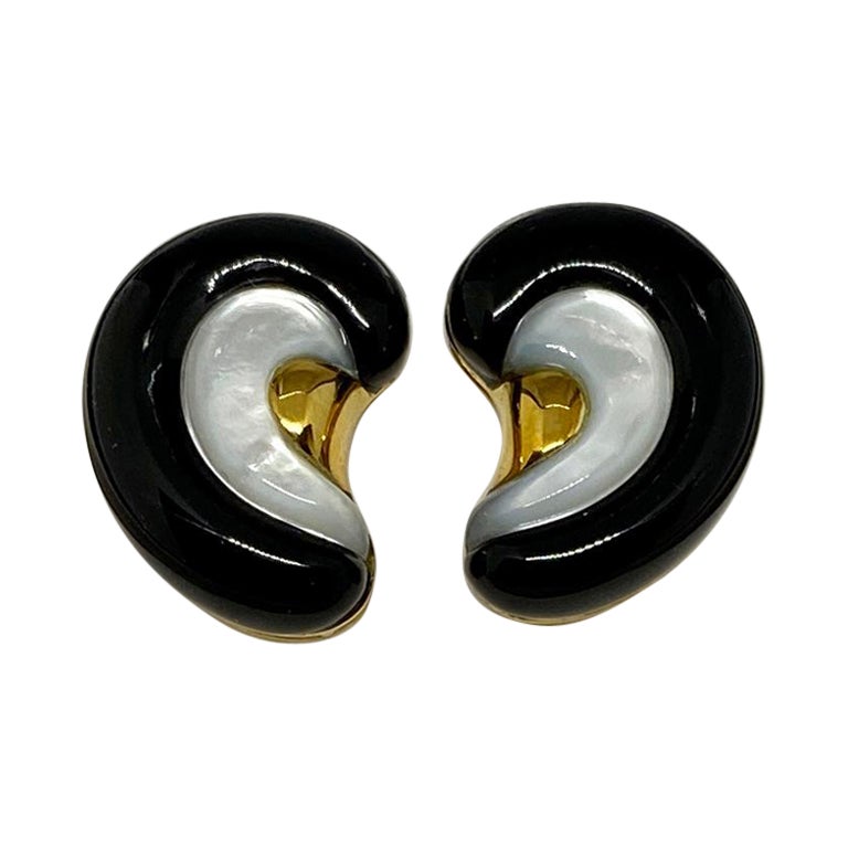 Pendientes de oro amarillo en forma de concha de ónice negro con nácar blanco