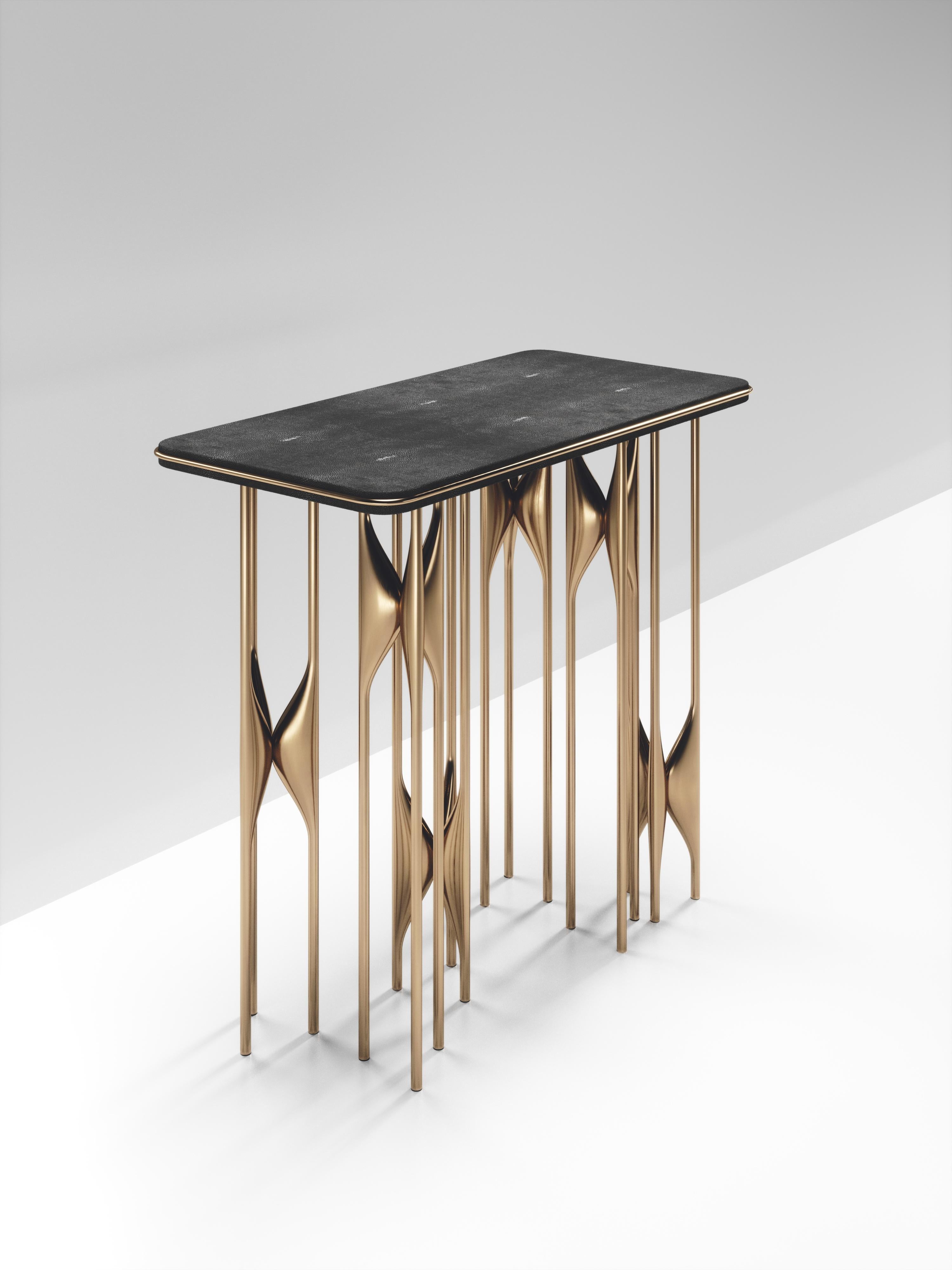 XXIe siècle et contemporain Table d'appoint Shell avec détails en laiton patiné par Kifu Paris en vente