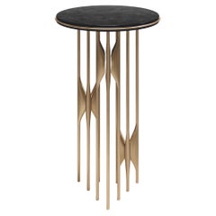Table d'appoint en forme de coquillage avec détails en laiton patiné bronze de Kifu Paris
