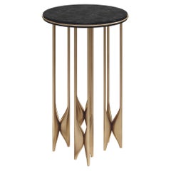 Table d'appoint en forme de coquillage avec détails en laiton patiné bronze de Kifu Paris