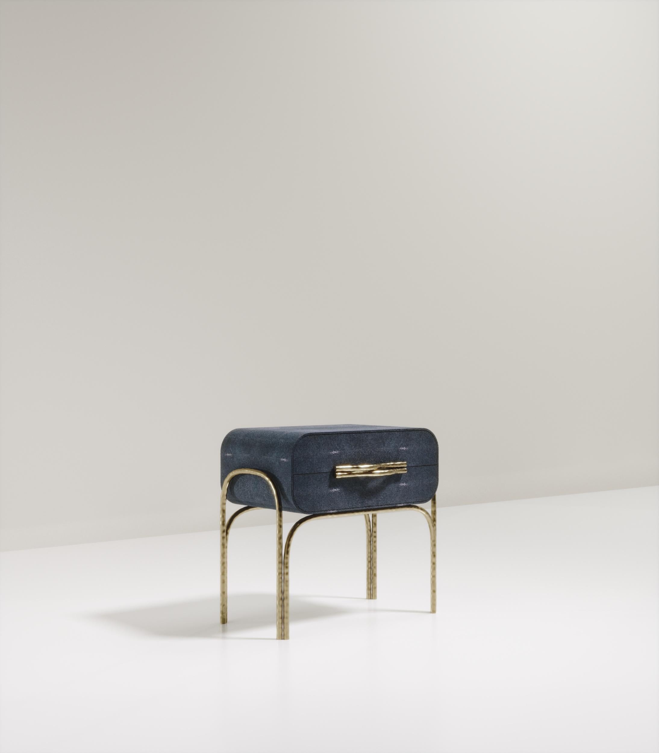 Beistelltisch mit Muschelschalen und Bronze-Patina-Messingdetails von R&Y Augousti im Angebot 3