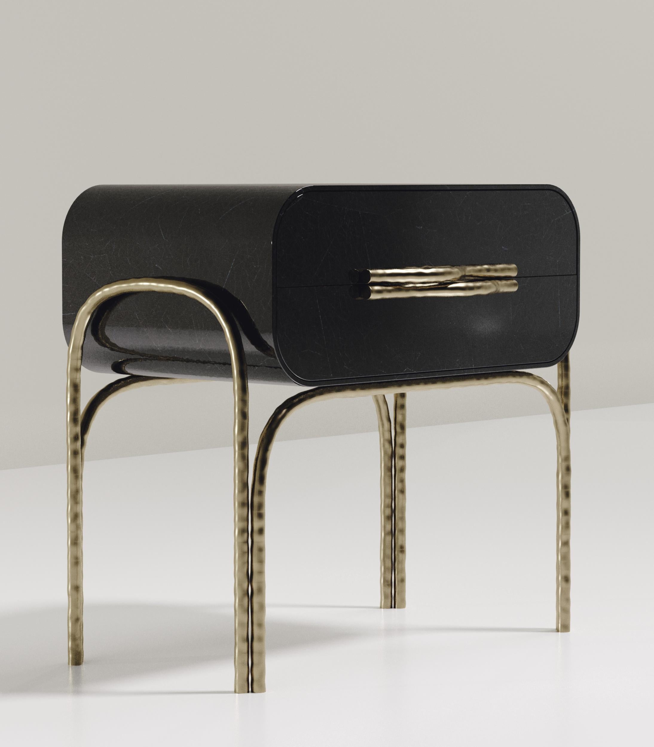 Beistelltisch mit Muschelschalen und Bronze-Patina-Messingdetails von R&Y Augousti im Zustand „Neu“ im Angebot in New York, NY