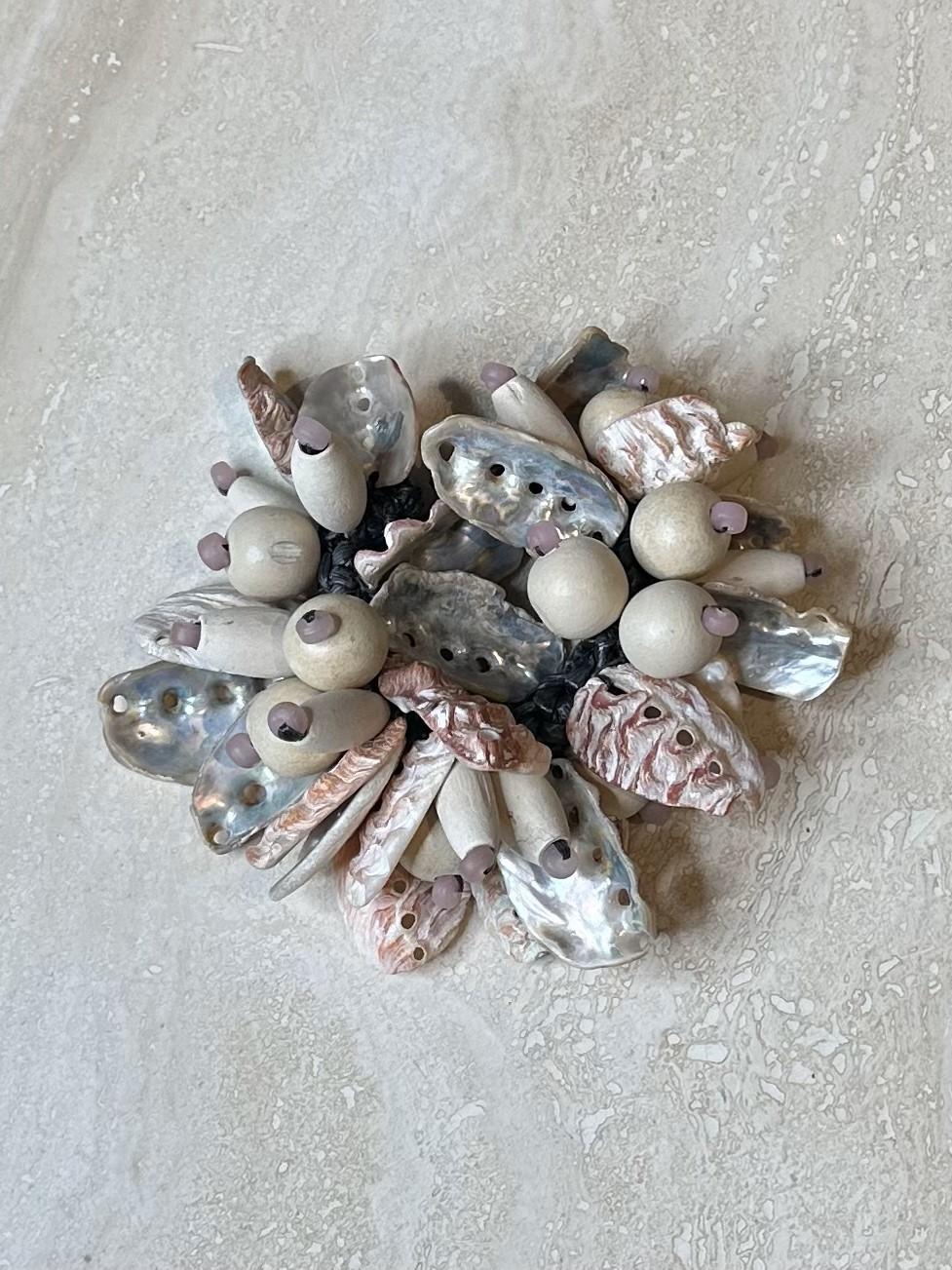 Una pulsera elástica de concha es un accesorio versátil, natural y elegante que aporta un encanto relajado y terrenal a cualquier atuendo. Tanto si te gusta el ambiente bohemio, como ir a la playa o combinarla con otras joyas para un look más