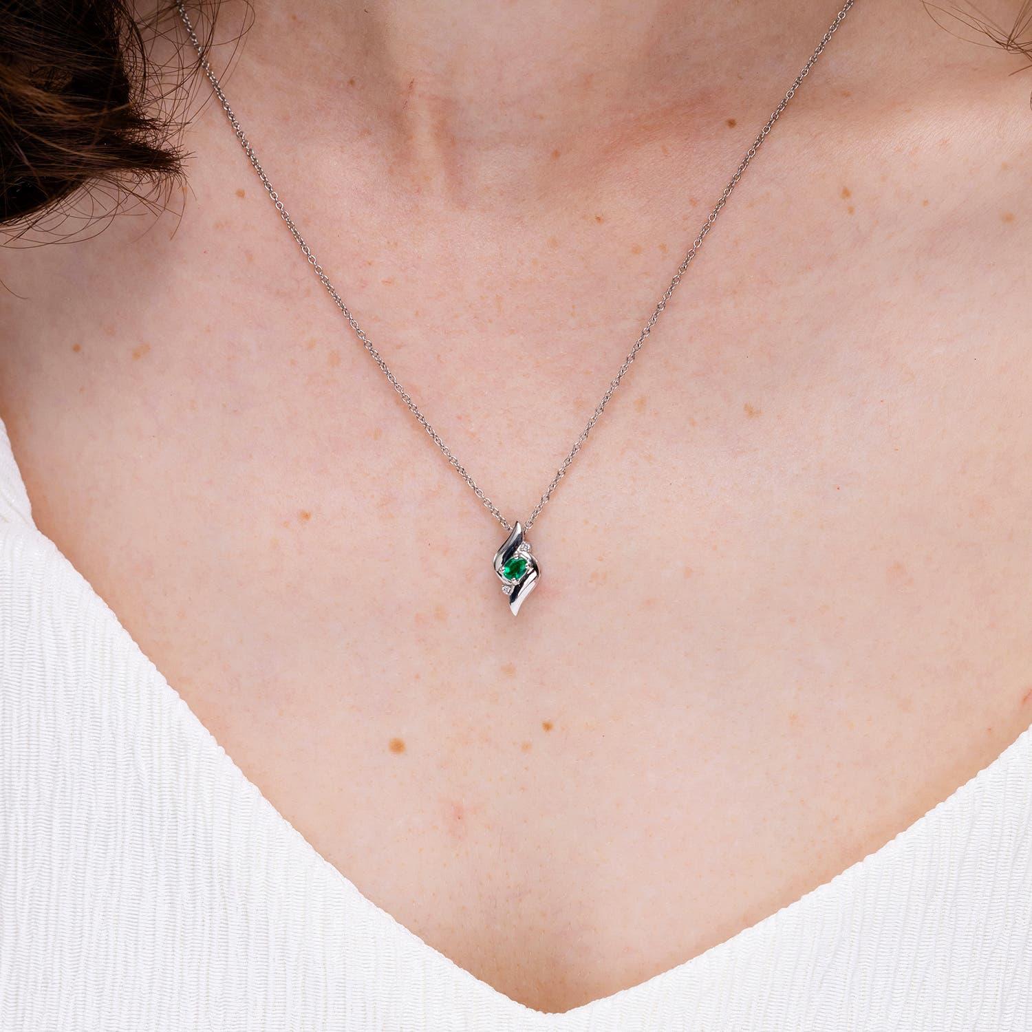 Ciondolo ovale a forma di conchiglia con smeraldo e diamante da 2,25 carati in argento Sterling 925 In condizioni Nuovo in vendita a Los Angeles, CA