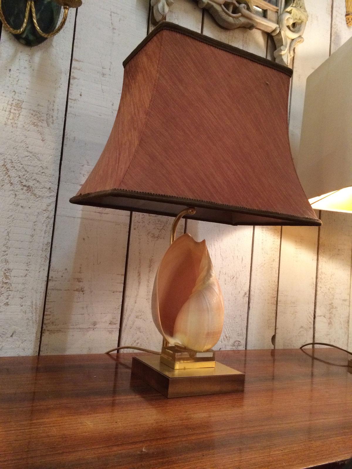 This very nice table lamp is made of a shell on a brass base. This a French work. Circa 1970