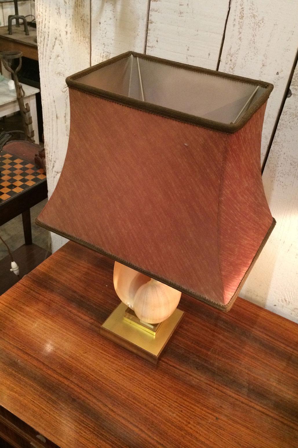 Mid-Century Modern Shell Table Lamp on a Brass Base For Sale