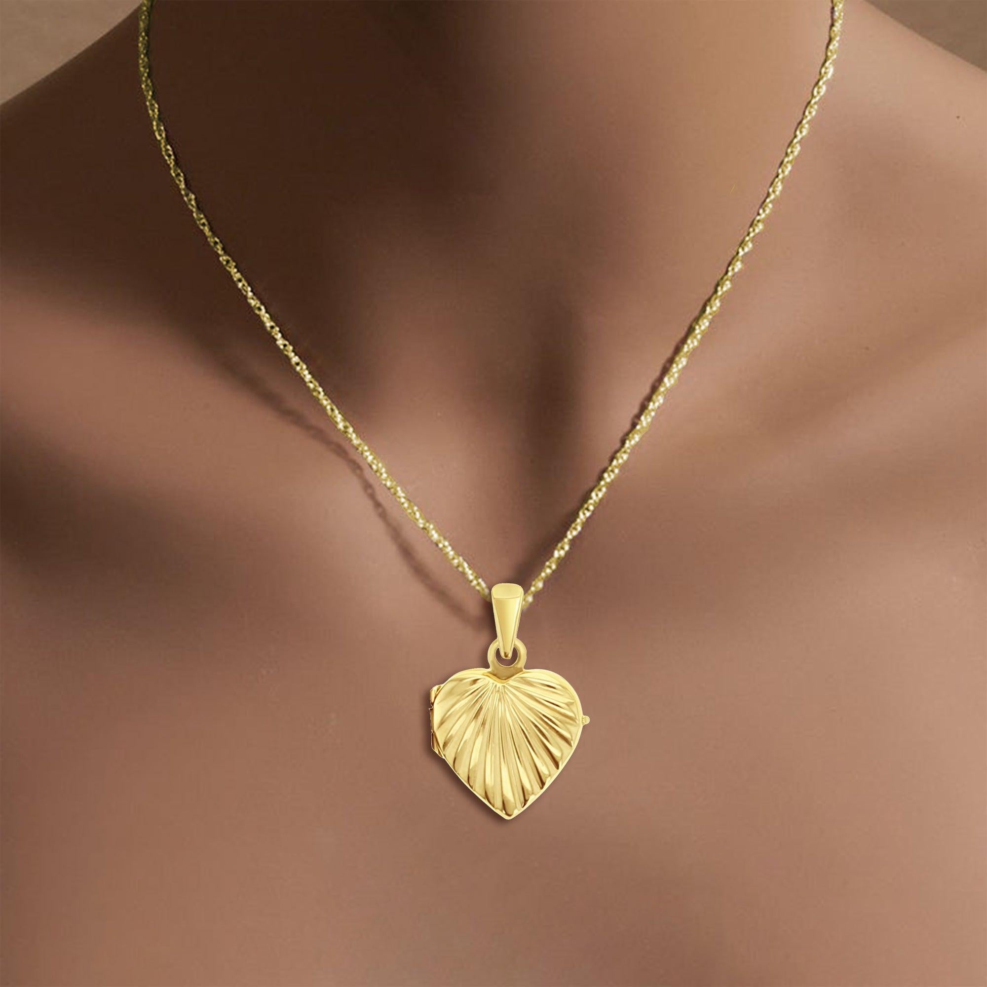 ♥ Produktübersicht ♥

Wahl des Metalls: 14K Gelbgold
Gewicht: 5 Gramm
Abmessungen: 30mm x 20mm B. Bügel
Kette: 18
