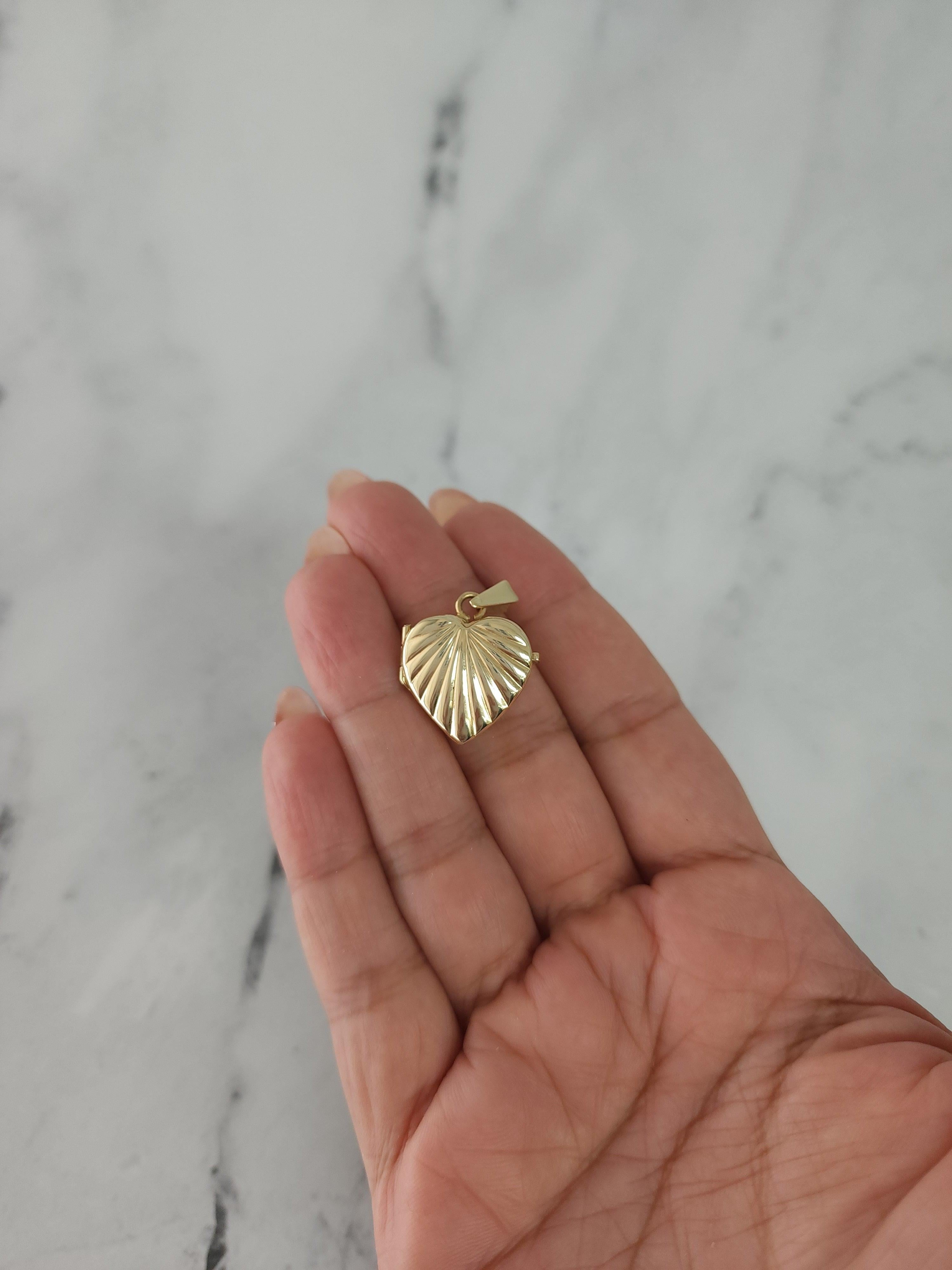 Texturiertes herzförmiges Goldschloss mit Muschelhalskette 14k Gelbgold im Zustand „Neu“ in Sugar Land, TX